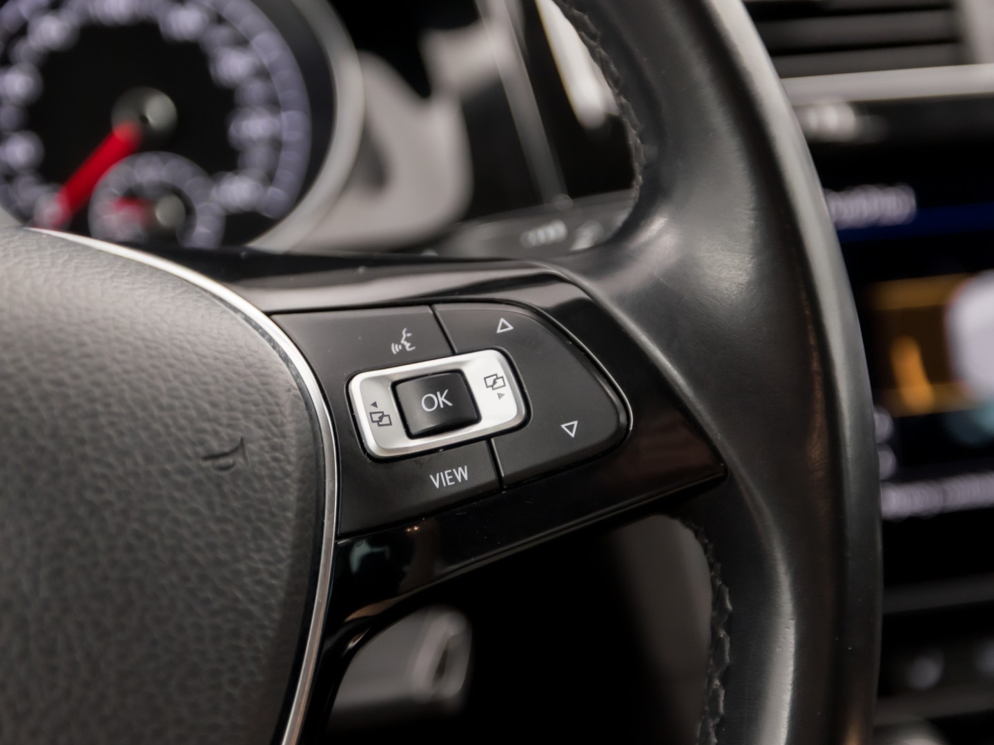 Volkswagen Golf 1.0 TSI Sportline (APPLE CARPLAY, GROOT NAVI, CLIMATE, STOELVERWARMING, SPORTSTOELEN, LM VELGEN, GETINT GLAS, PARKEERSENSOREN, NIEUWSTAAT)