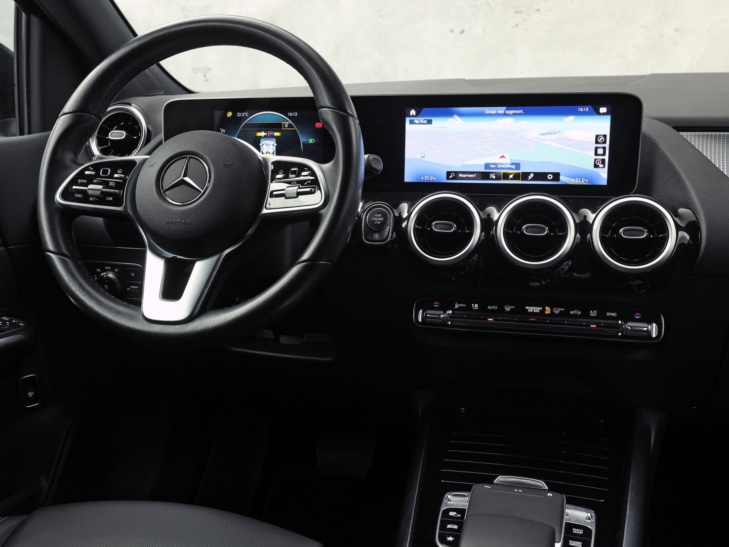 Mercedes-Benz B-Klasse 200 Business Solution Luxury 163Pk Automaat (GROOT NAVI, LEDER, CAMERA, GETINT GLAS, SPORTSTOELEN, STOELVERWARMING, TREKHAAK, NIEUWE APK, NIEUWSTAAT)