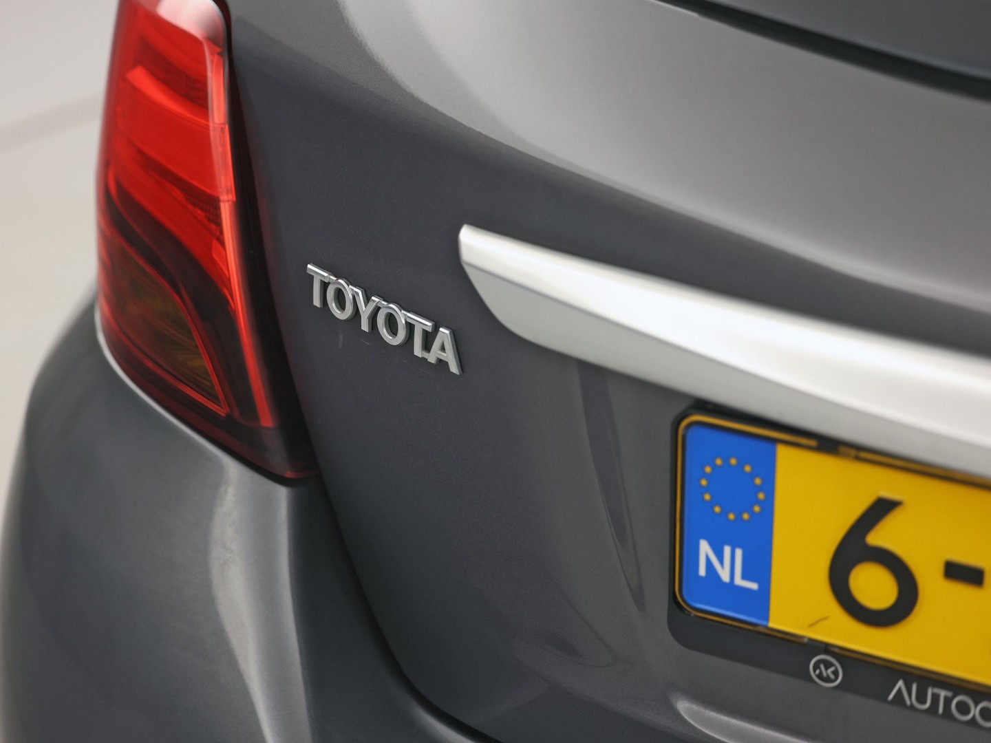 Toyota Yaris 1.5 Hybrid Sport Automaat (NAVIGATIE, CAMERA, CLIMATE, SPORTSTOELEN, CRUISE, ELEK PAKKET, NIEUWSTAAT)