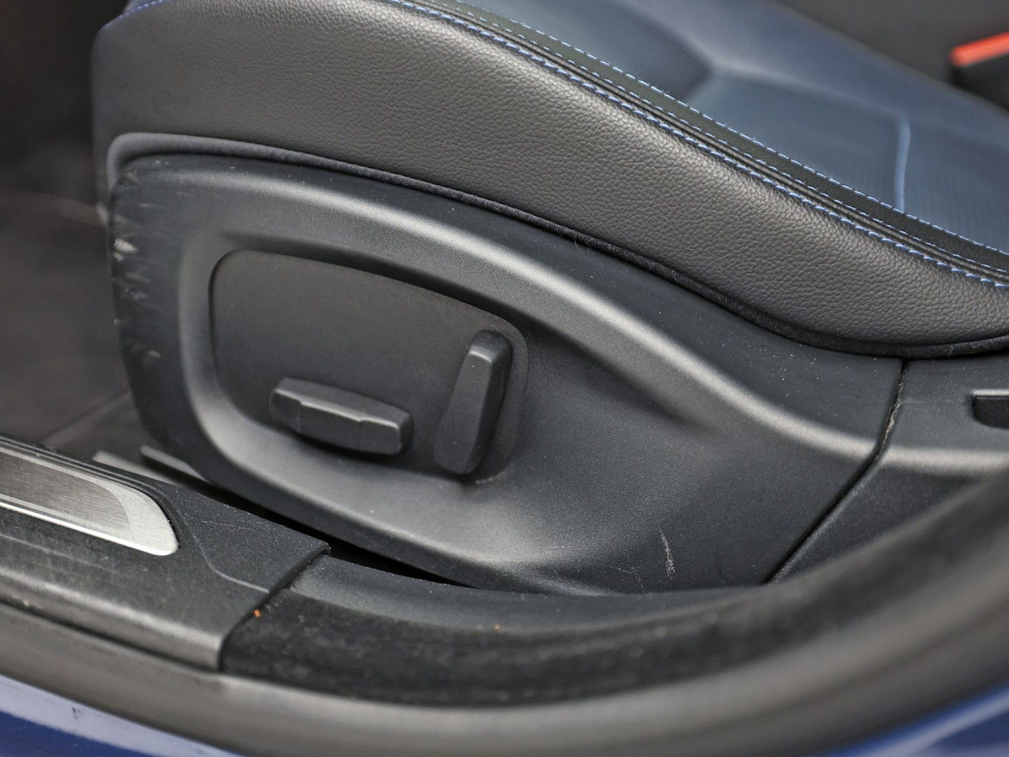 Jaguar XE 2.0 Portfolio 241Pk Automaat (NAVIGATIE, MERIDIAN AUDIO, LEDER, ELEK SPORTSTOELEN, LANE ASSIST, STUURWIEL VERWARMD, ZWART HEMEL, NIEUWSTAAT)