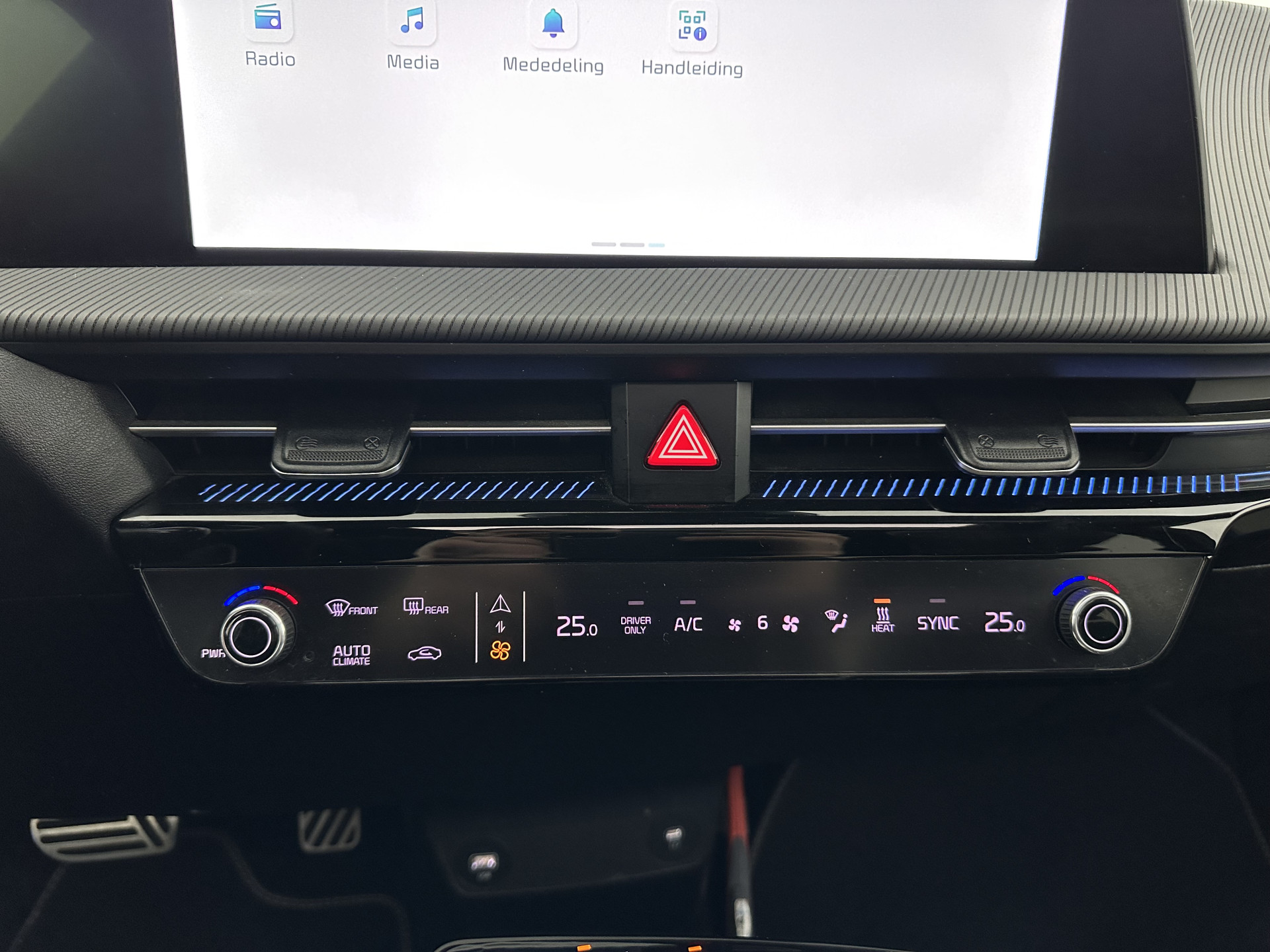 Kia EV6 GT-Line 77.4 kWh (3-Fase-11kW) {SOH-98%} (INCL-BTW) Aut. *HEATPUMP | PANO | HEAD-UP | LEATHER-ALCANTARA | ADAPTIVE-CRUISE | DIGI-COCKPIT | MERIDIAN-AUDIO | MEMORYPACK | FULL-LED | KEYLESS | TOPVIEW | DAB | BLINDSPOT | NAVI-FULLMAP |