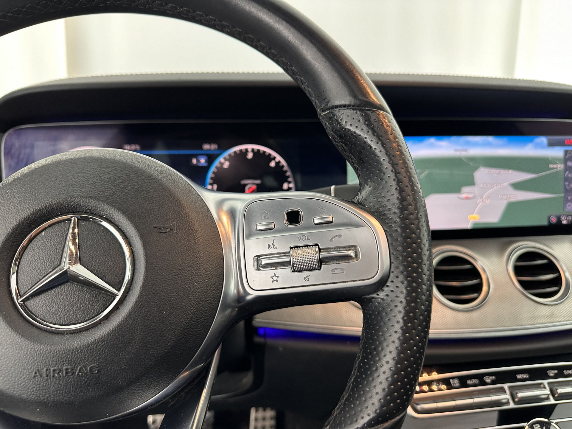 Mercedes-Benz E-klasse 220 d AMG-Line (INCL-BTW ) Aut. *PANO | FULL-LED | LEATHER-MICROFIBRE | WIDE-SCREEN-DIGI-COCKPIT | NAVI-FULLMAP | AMBIENT-LIGHT | HEATED-SPORTSEATS | ECC | SHIFT-PADLLES | PDC | CRUISE | 19"ALU*