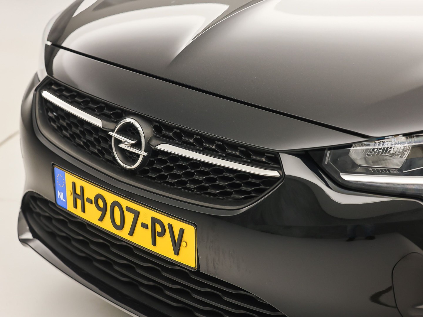 Opel Corsa 1.2 Sport (APPLE CARPLAY, LEDER STUURWIEL, SPORTSTOELEN, ELEK PAKKET, LANE ASSIST, NIEUWSTAAT)