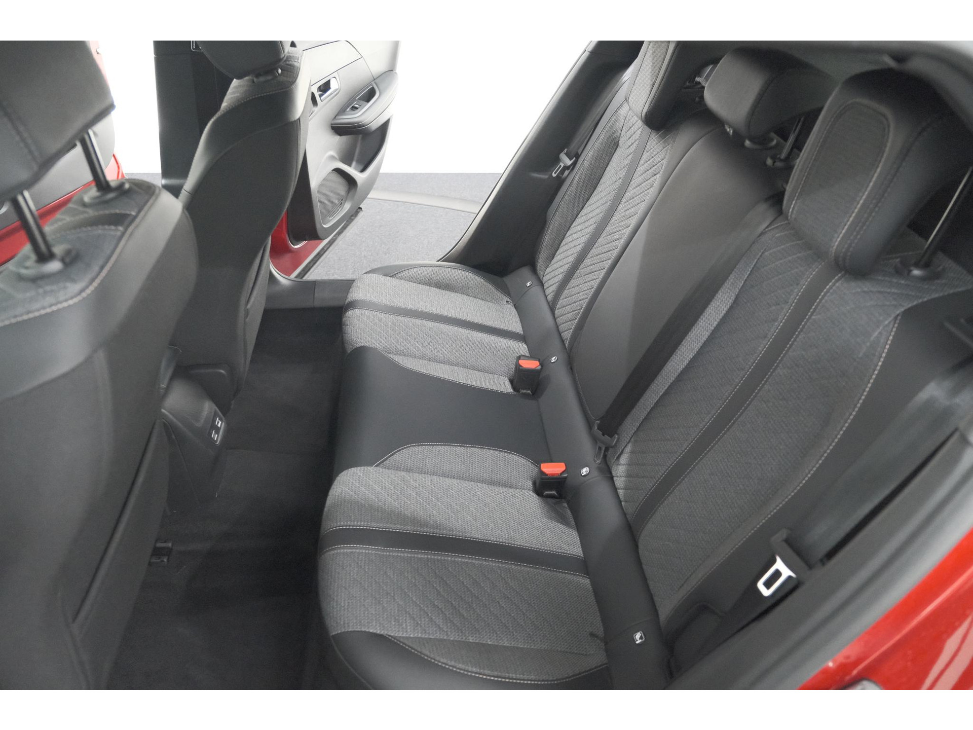 Peugeot 2008 1.2 Hybrid 145 Allure | 360 Camera | Adaptieve Cruise Control | Dodehoekdetectie | Apple Carplay