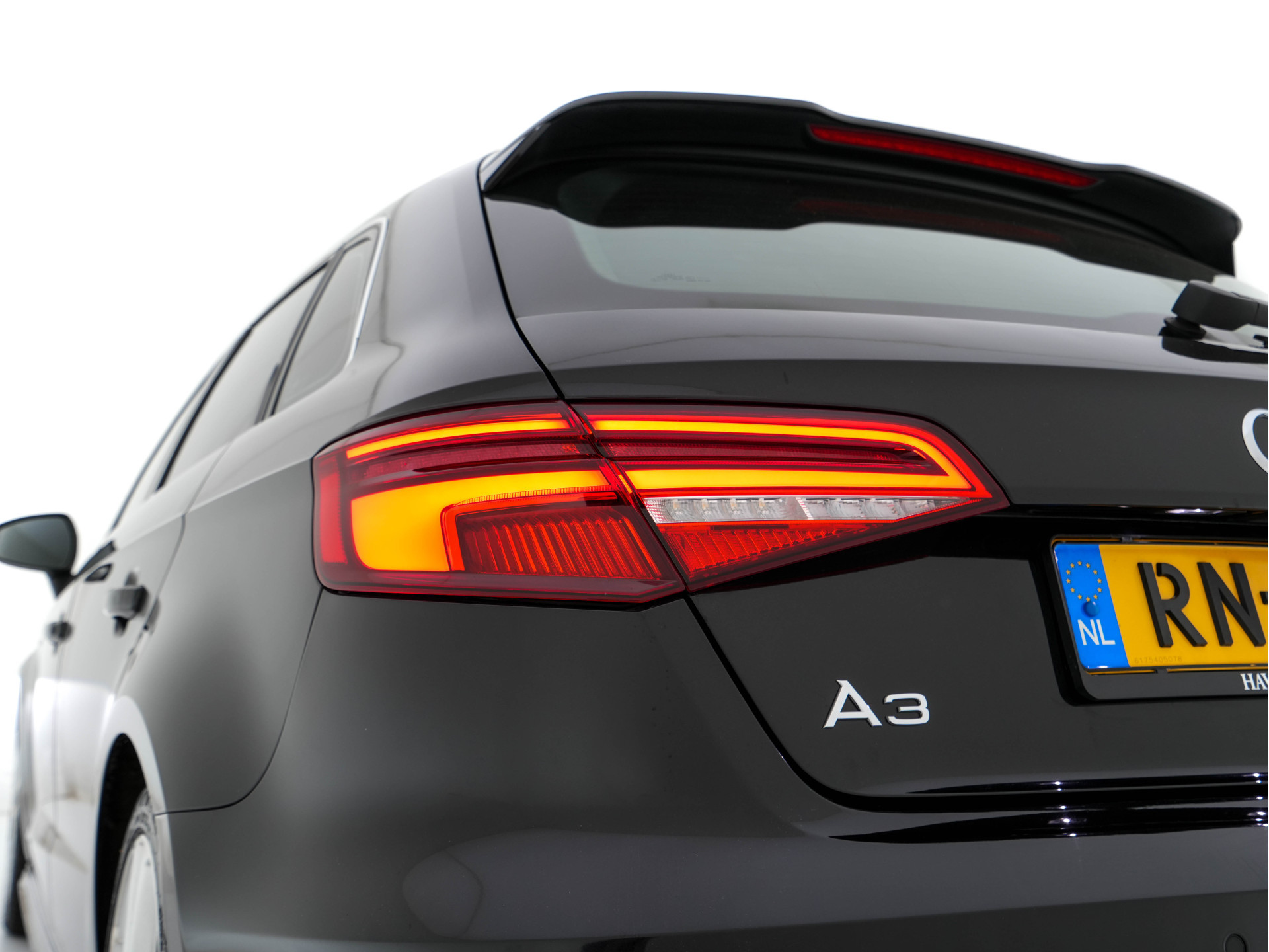 Audi A3 Sportback 1.5 TFSI CoD S-Line-Sportpack Edition Aut. *FULL-LED | LEATHER-FABRIC | NAVI-FULLMAP | SPORT-SEATS | AUDI-SOUND | ECC | PDC | PRIVACY-GLASS | CRUISE | 18''ALU*