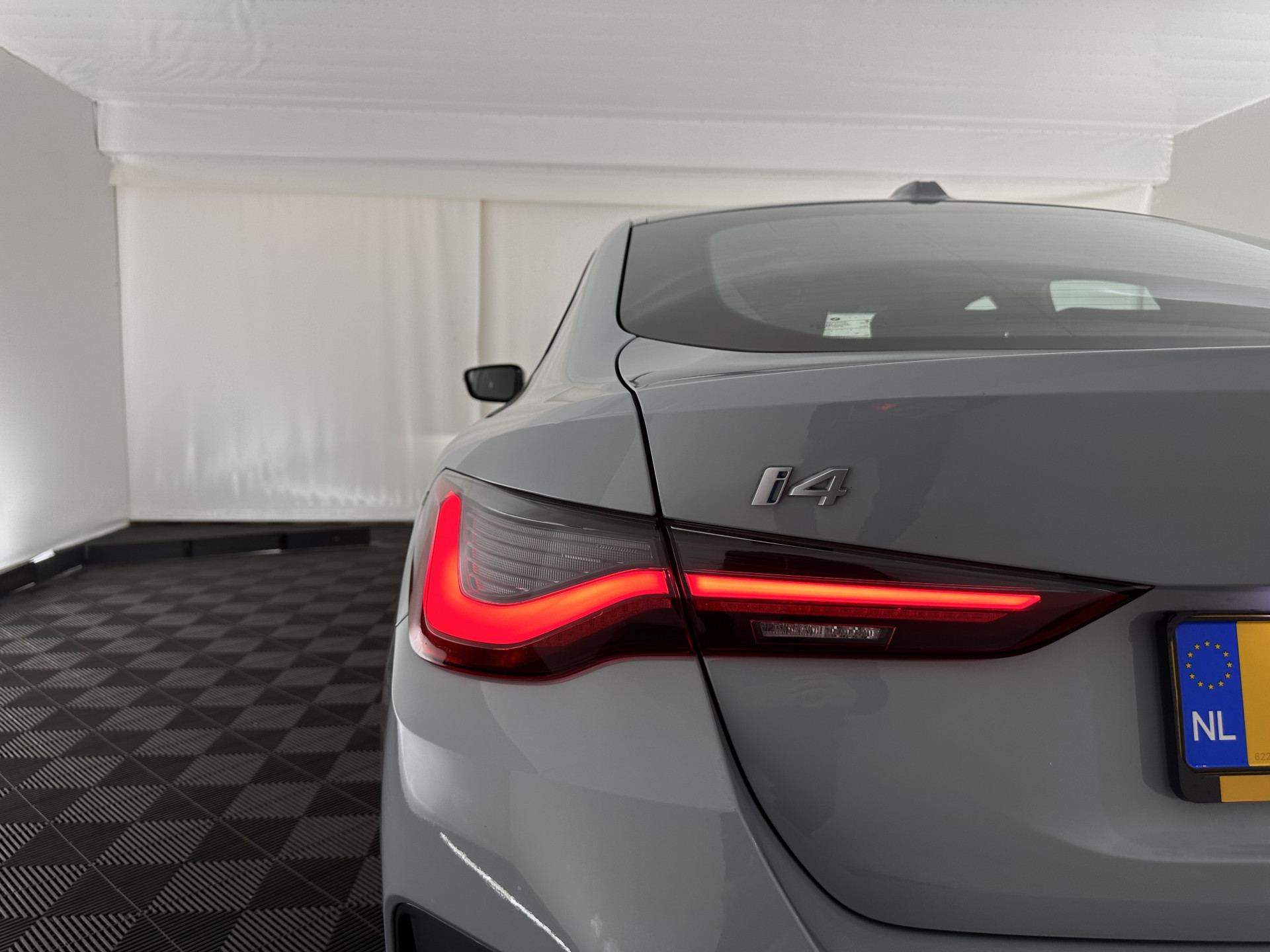 BMW i4 eDrive40 84 kWh M-Sport *M50 JAHRE* [ 3-Fase-11 kW ] {SOH-96%} (INCL-BTW) *LEATHER-ALCANTARA | FULL-LED | ADAPTIVE-CRUISE | HEATED-SPORTSEATS | CAMERA | DAB | DIGI-COCKPIT | NAVI-FULLMAP | AMBIENT-LIGHT | ECC | PDC | CARPLAY | KEYLESS | SHIFTPADDLE