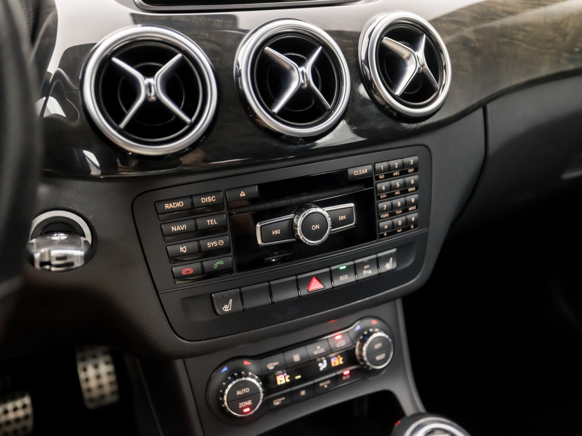 Mercedes-Benz B-Klasse 200 AMG Sport 157Pk (GROOT NAVI, CLIMATE, CAMERA, HARMAN/KARDON, STOELVERWARMING, LEDEREN SPORTSTOELEN, HARMAN/KARDON, XENON, ZWART HEMEL, NIEUWSTAAT)