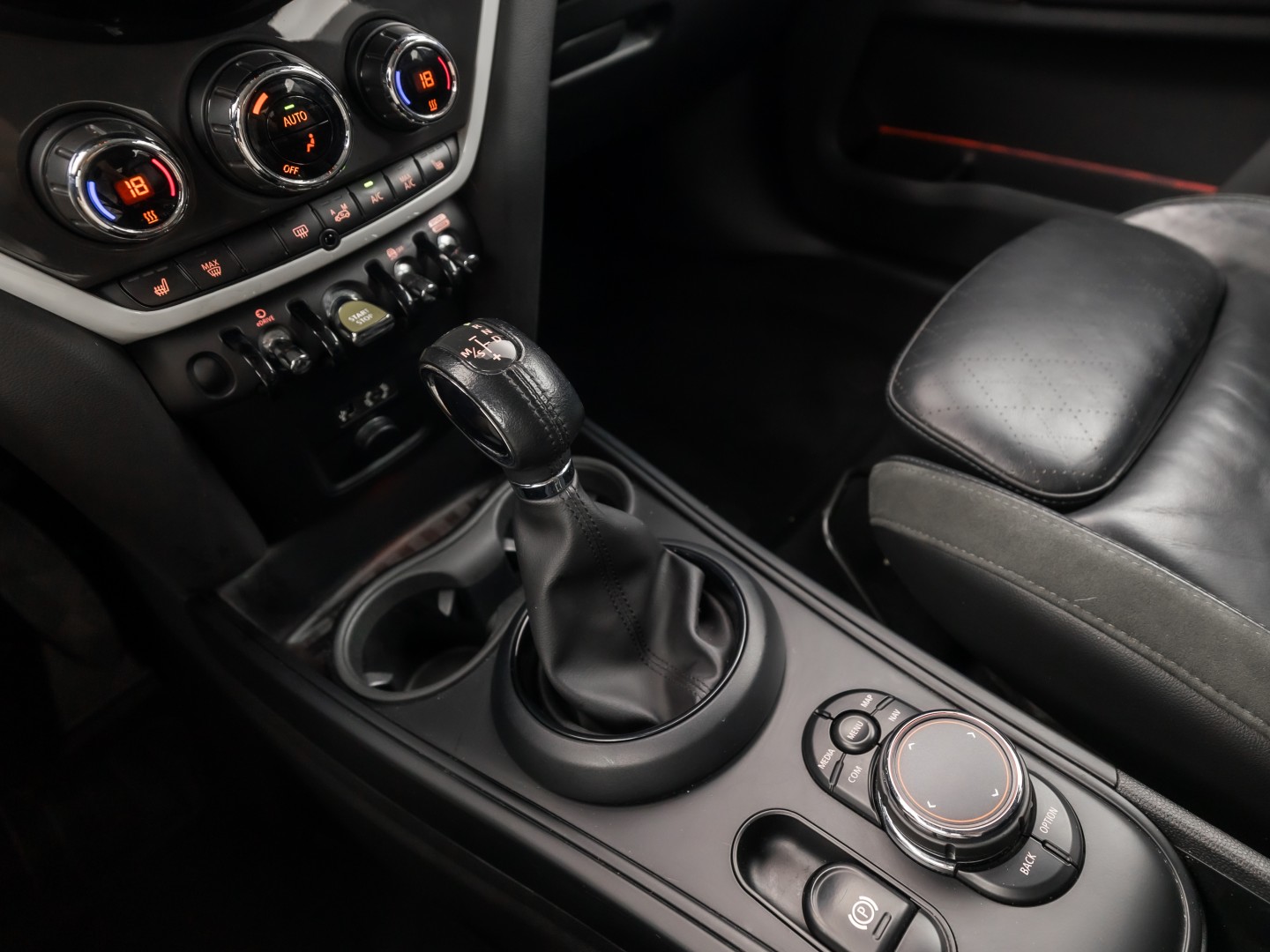 MINI Countryman 1.5 Cooper SE ALL4 Chili 225Pk Automaat (APPLE CARPLAY, GROOT NAVI, LEDER, STOELVERWARMING, SPORTSTOELEN, GETINT GLAS, ADAPTIVE CRUISE, NIEUWSTAAT)