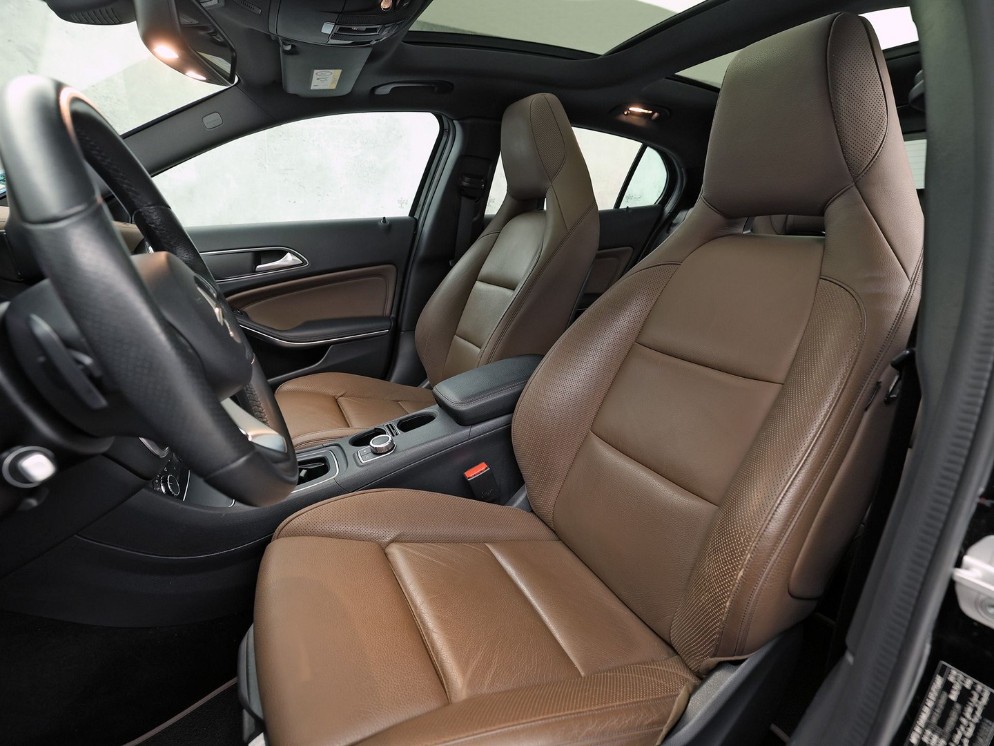 Mercedes-Benz GLA-klasse 250 4Matic Premium AMG Sport 211Pk Automaat (PANORAMADAK, MEMORY SEATS, GROOT NAVI, CAMERA, TREKHAAK, SPORTSTOELEN, GETINT GLAS, BRUIN LEDER, STOELVERWARMING, NIEUWSTAAT)