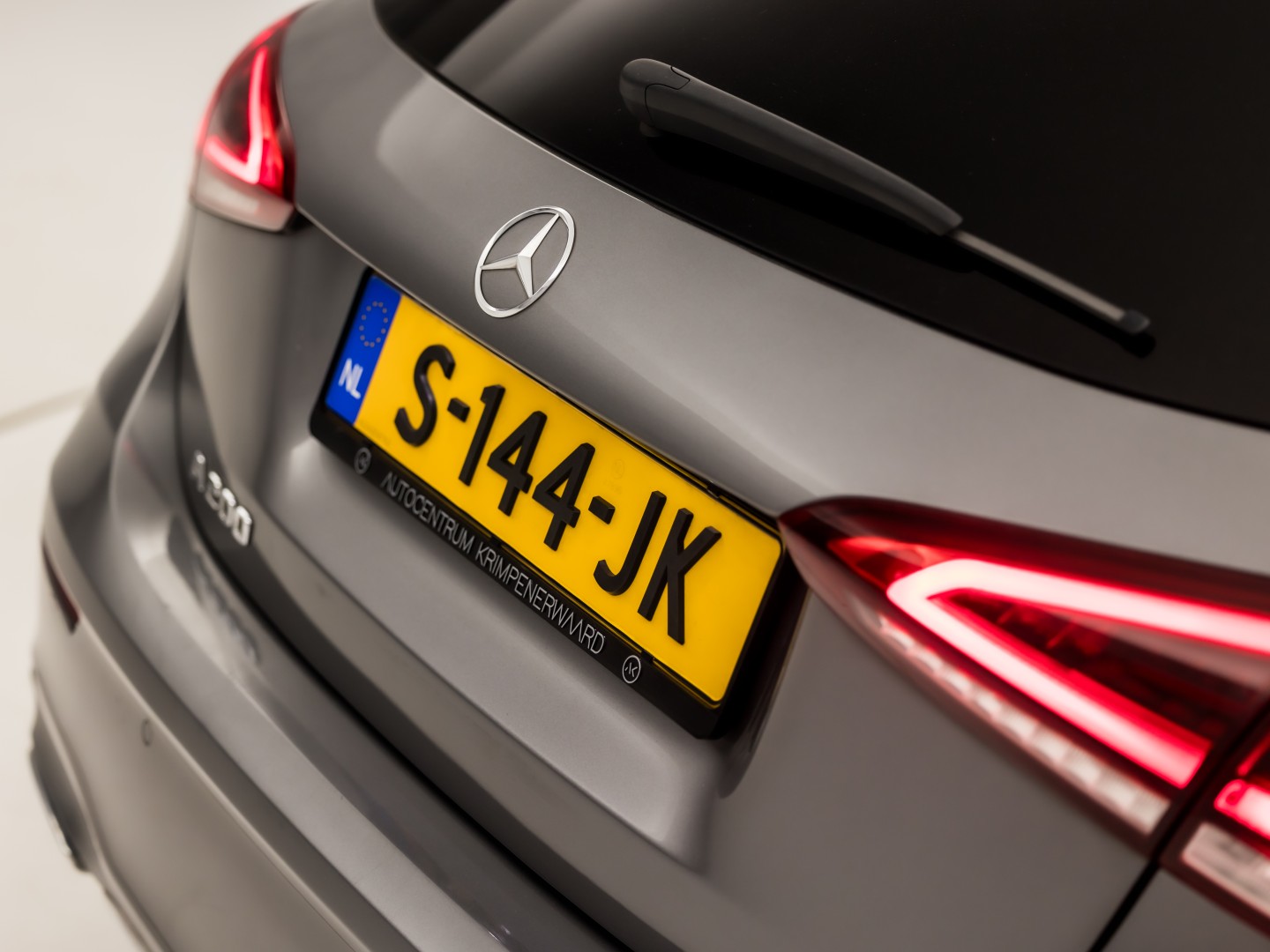 Mercedes-Benz A-Klasse 200 AMG Sport 163Pk Automaat (PANORAMADAK, GROOT NAVI, SFEERVERLICHTING, CAMERA, STOELVERWARMING, SPORTSTOELEN, GETINT GLAS, LEDER/ALCANTARA, NIEUWSTAAT)