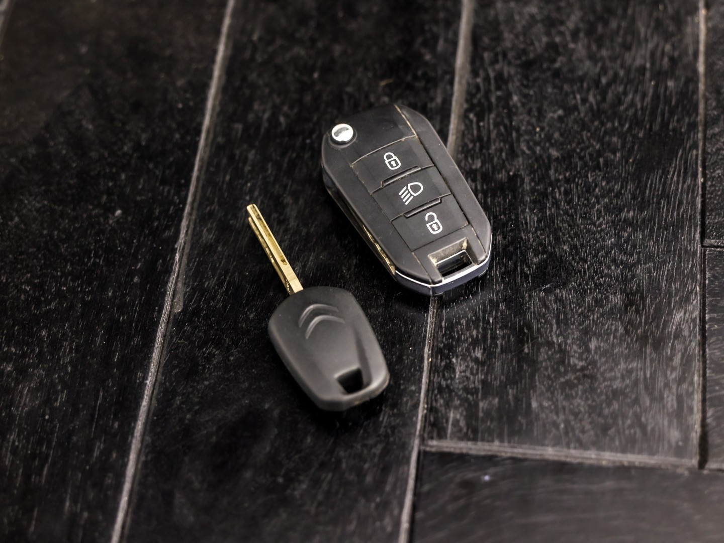Citroën C3 1.2 PureTech Shine Sport Automaat (APPLE CARPLAY, GROOT NAVI, CAMERA, LEDER, STOELVERWARMING, SPORTSTOELEN, GETINT GLAS, CRUISE, NIEUWSTAAT)