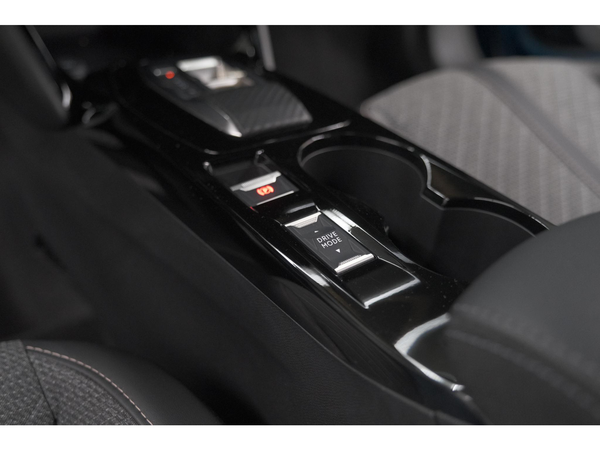 Peugeot e-2008 EV Allure Avantage 54 kWh | 11 KW Laadfunctie | Parkeersensoren | Apple Carplay