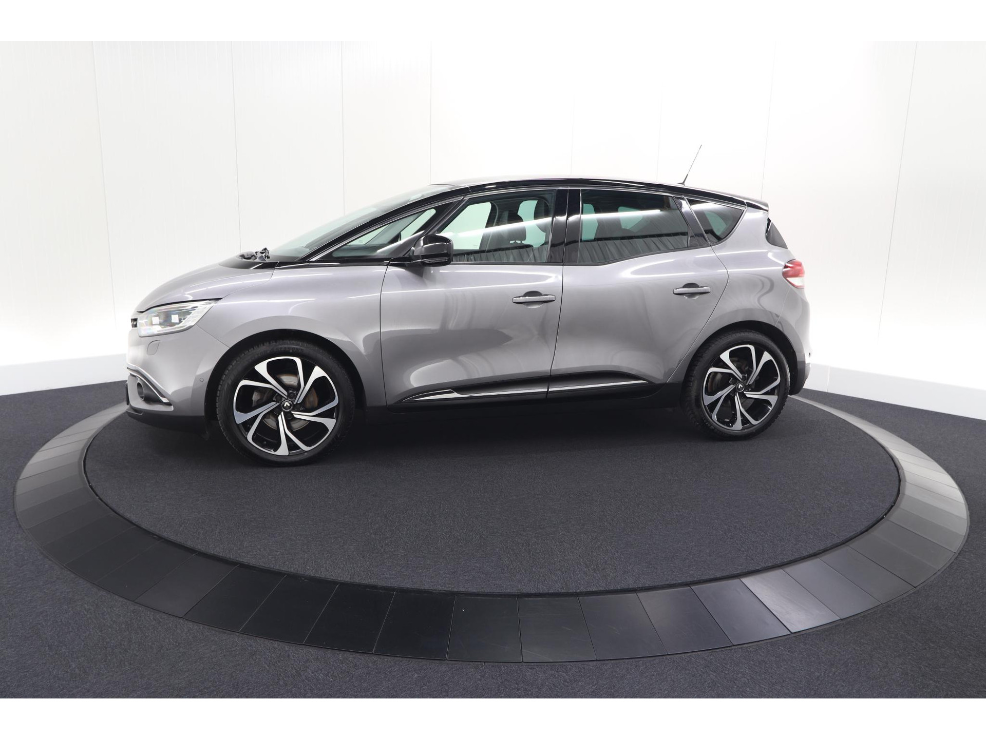 Renault Scénic 1.3 TCe 140 EDC Intens | Trekhaak | Camera | Head-Up Display | Dodehoekdetectie
