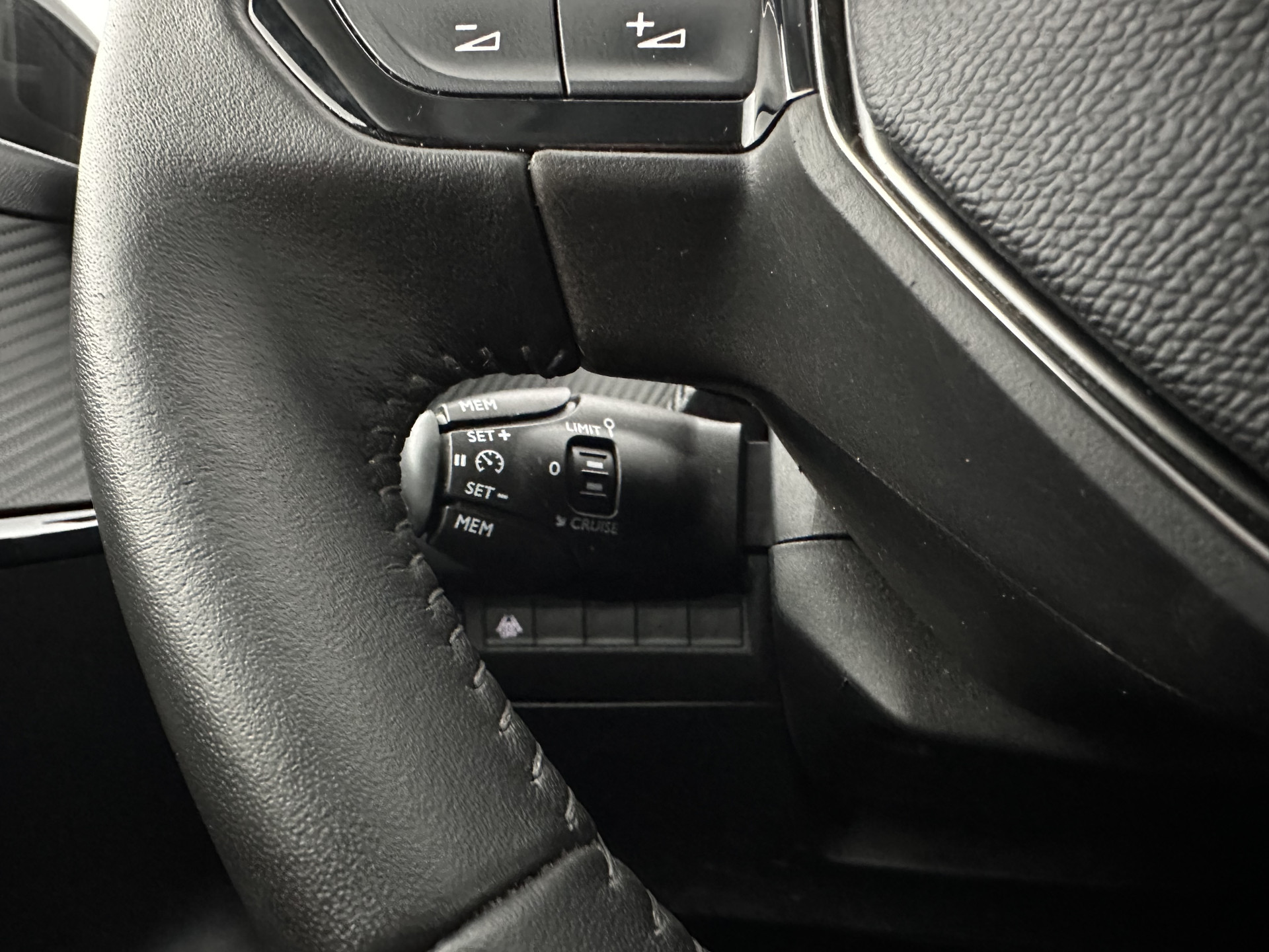 Peugeot e-208 EV Style 50 kWh [3-Fase-11kW] {SOH-96%} (INCL-BTW) Aut. *LEATHER-FABRIC | FULL-LED | HEATED-SPORTSEATS | KEYLESS | PRIVACYGLASS | DAB+ | NAVI-FULLMAP | ECC | PDC | CRUISE | CARBON-INLAY | DIGI-COCKPIT | 16''ALU*