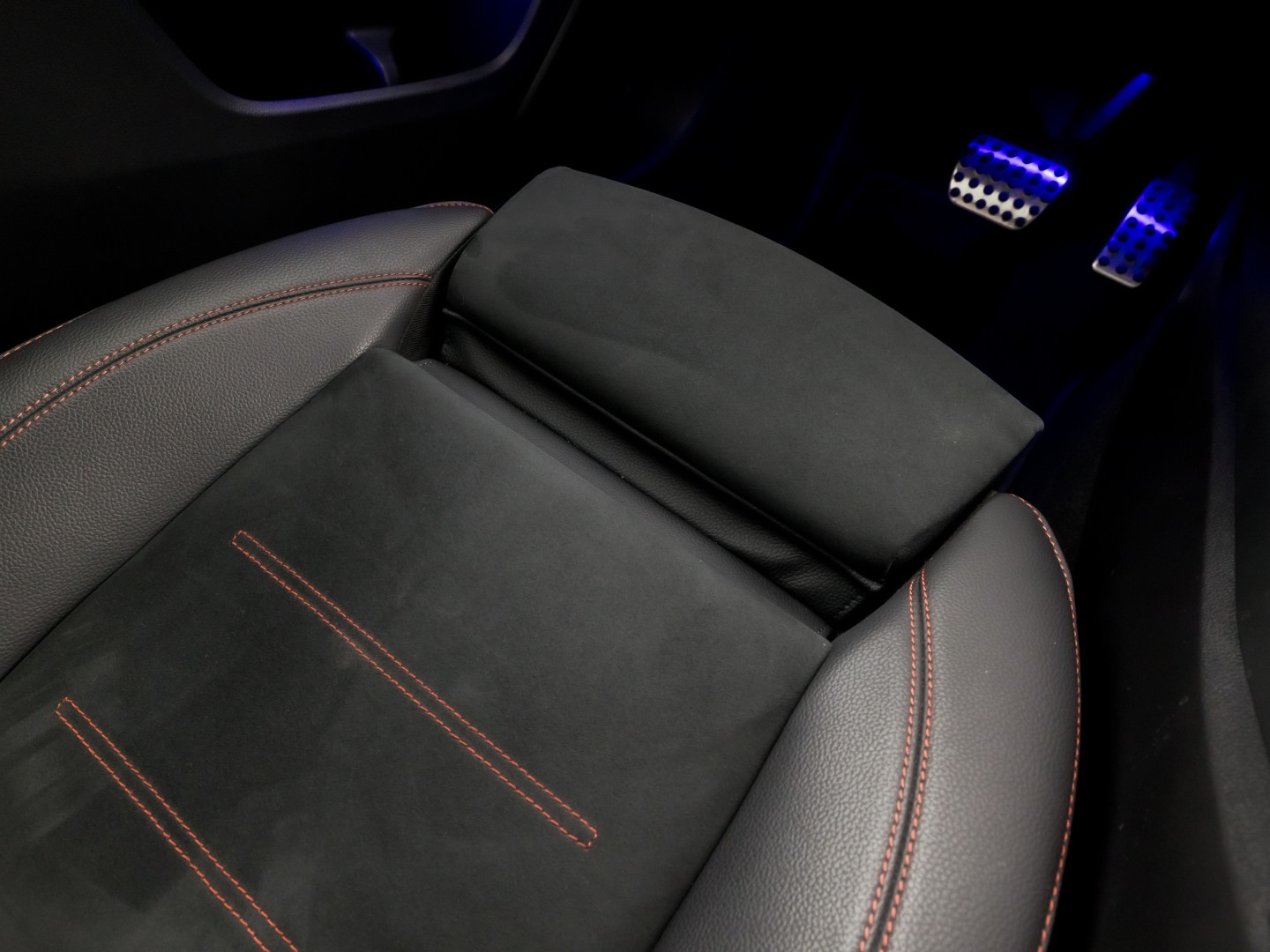 Mercedes-Benz A-Klasse 180 AMG Line Automaat (FABRIEKSGARANTIE, APPLE CARPLAY, GROOT NAVI, SFEERVERLICHTING, CAMERA, KUIPSTOELEN, STOELVERWARMING, GETINT GLAS, NIEUWSTAAT)