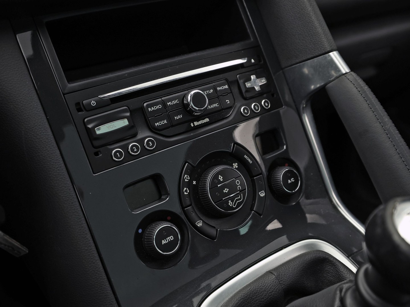 Peugeot 3008 1.2 PureTech Sport (PANORAMADAK, NAVIGATIE, CLIMATE, GETINT GLAS, SPORTSTOELEN, CRUISE, PARKEERSENSOREN, NIEUWSTAAT)