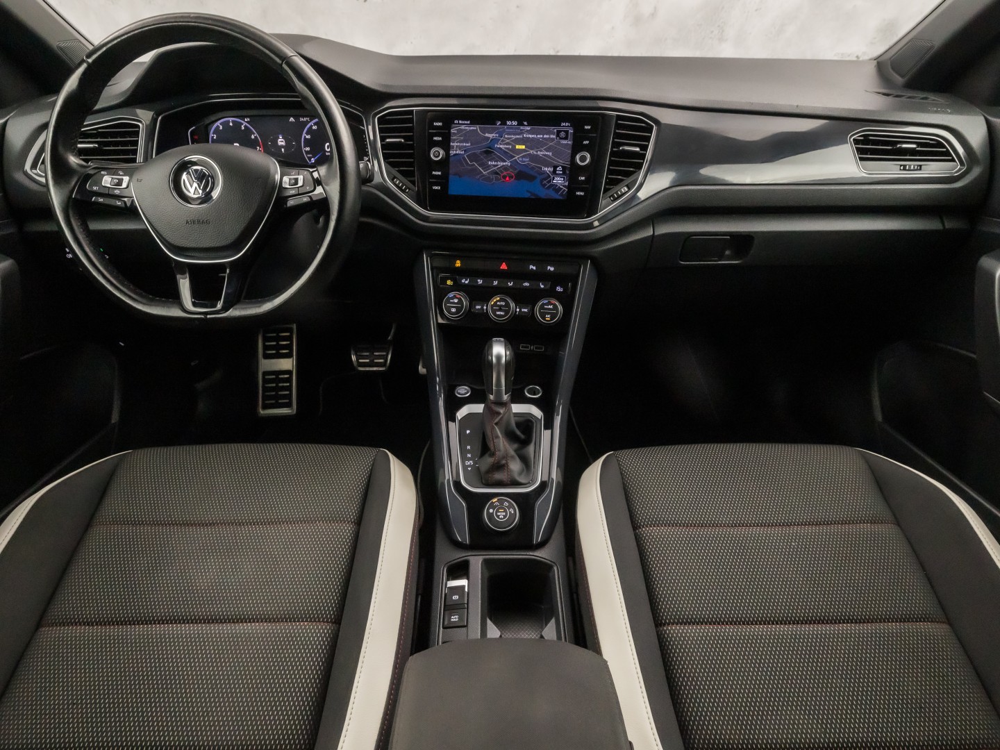 Volkswagen T-Roc 2.0 TSI 4Motion Sport R 190Pk Automaat (VIRTUAL COCKPIT, APPLE CARPLAY, STUUR/STOELVERWARMING, CAMERA, SPORTSTOELEN, GETINT GLAS, ELEK ACHTERKLEP, KEYLESS, NIEUWSTAAT)