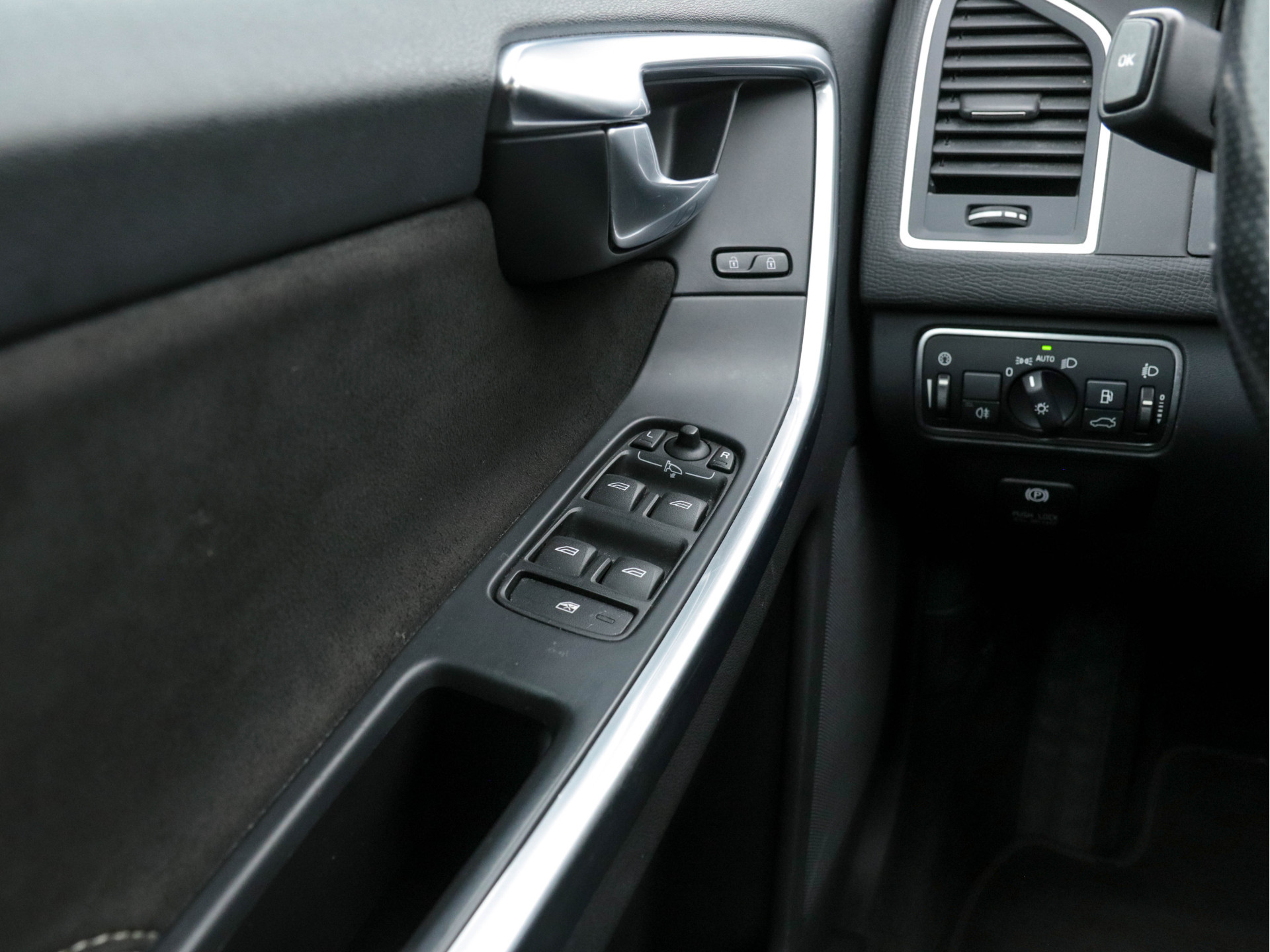 Volvo XC60 2.0 D4 R-Design FWD Aut. *NAVI-FULLMAP | LEATHER-ALCANTARA | ECC | HEATED-R-DESIGN-SPORTSEATS | PRIVACY-GLASS |  PDC | SHIFT-PADDLES | CRUISE | 18"ALU*