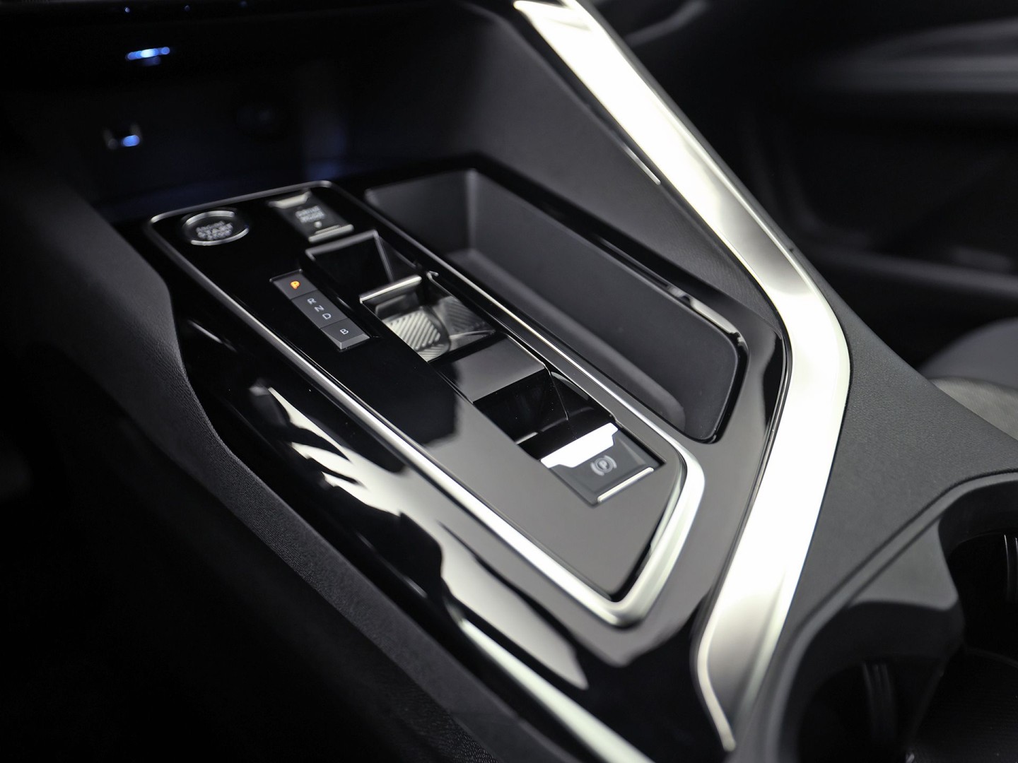 Peugeot 3008 1.6 HYbrid 225 Allure Sport 225Pk Automaat (APPLE CARPLAY, GROOT NAVI, KEYLESS, LEDER, 360 CAMERA, SPORTSTOELEN, ZWART HEMEL, GETINT GLAS, NIEUWSTAAT)