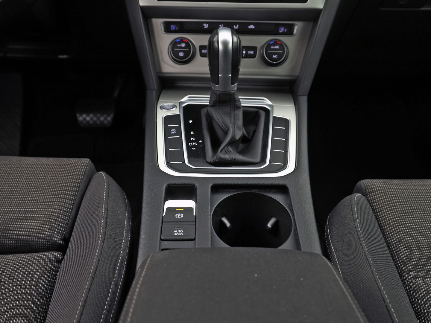 Volkswagen Passat Variant 1.4 TSI ACT Highline 150Pk Automaat (APPLE CARPLAY, GROOT NAVI, CLIMATE, CAMERA, SPORTSTOELEN, GETINT GLAS, KEYLESS START, ADAPTIVE CRUISE,