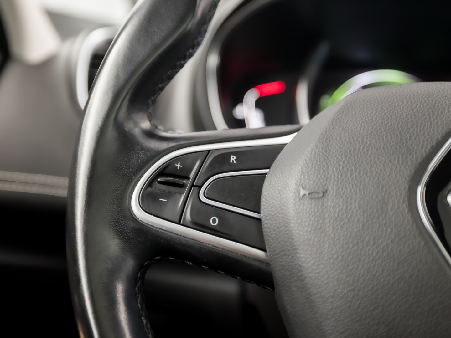 Renault Grand Scénic 1.3 TCe Bose 7 Persoons (PANORAMADAK, APPLE CARPLAY, GROOT NAVI, LEDER, SPORTSTOELEN, GETINT GLAS, BOSE AUDIO, CAMERA, NIEUWE APK, NIEUWSTAAT)