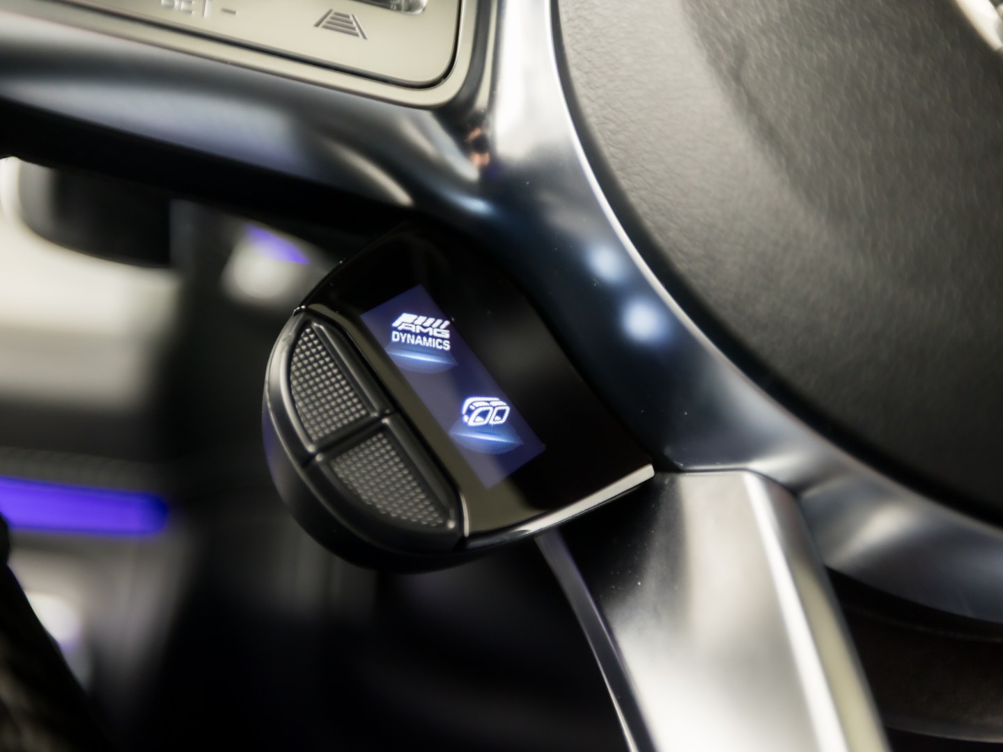 Mercedes-Benz G-Klasse 63 AMG 585Pk (SCHUIFDAK, CARBON PACK, ALCANTARA HEMEL, APPLE CARPLAY, BURMESTER, MASSAGE, STOELKOELING/VERWARMING, ADAPTIVE CRUISE, 360 CAMERA, SFEERVERLICHTING, TREKHAAK, NIEUWSTAAT)