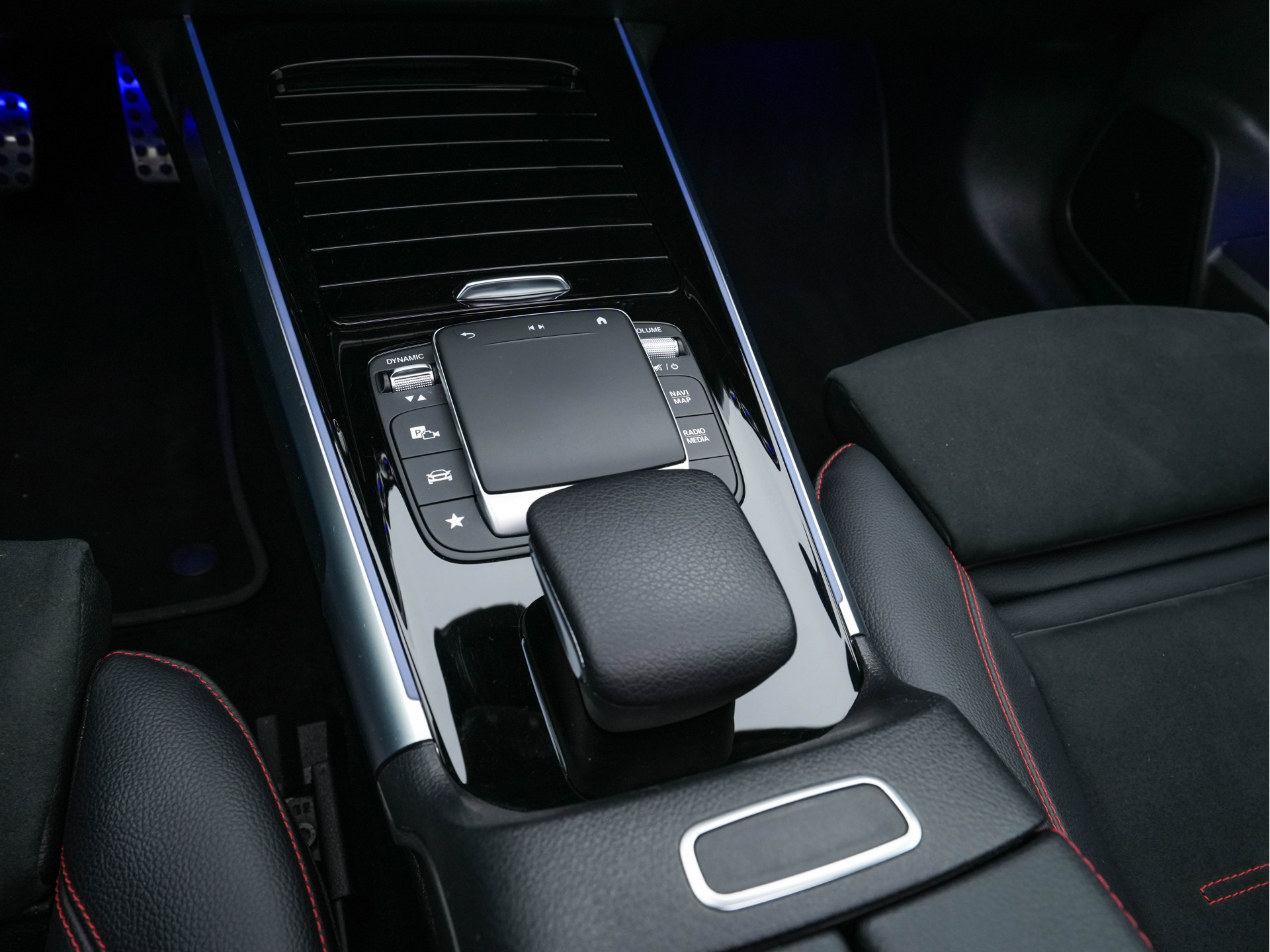 Mercedes-Benz EQB 300 4MATIC AMG-Line 67 kWh [ 3-Fase ] (INCL-BTW) *PANO | HEAD-UP | LEATHER-MICROFIBRE | MEMORY-PACK | WIDE-SCREEN-COCKPIT | FULL-LED | BLINDSPOT | AMBIENT-LIGHT | TOPVIEW | NAVI-FULLMAP | DAB+ | COMFORT/SEATS | ...