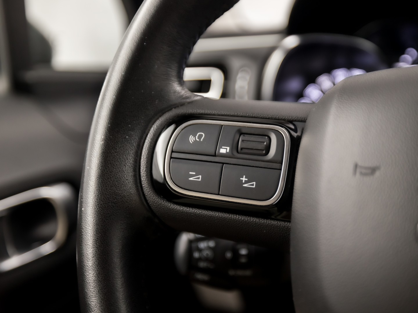 Citroën C3 1.2 PureTech S&S Sport Automaat (APPLE CARPLAY, GROOT NAVI, CAMERA, SPORTSTOELEN, PARKEERSENSOREN, LM VELGEN, CRUISE, NIEUWSTAAT)
