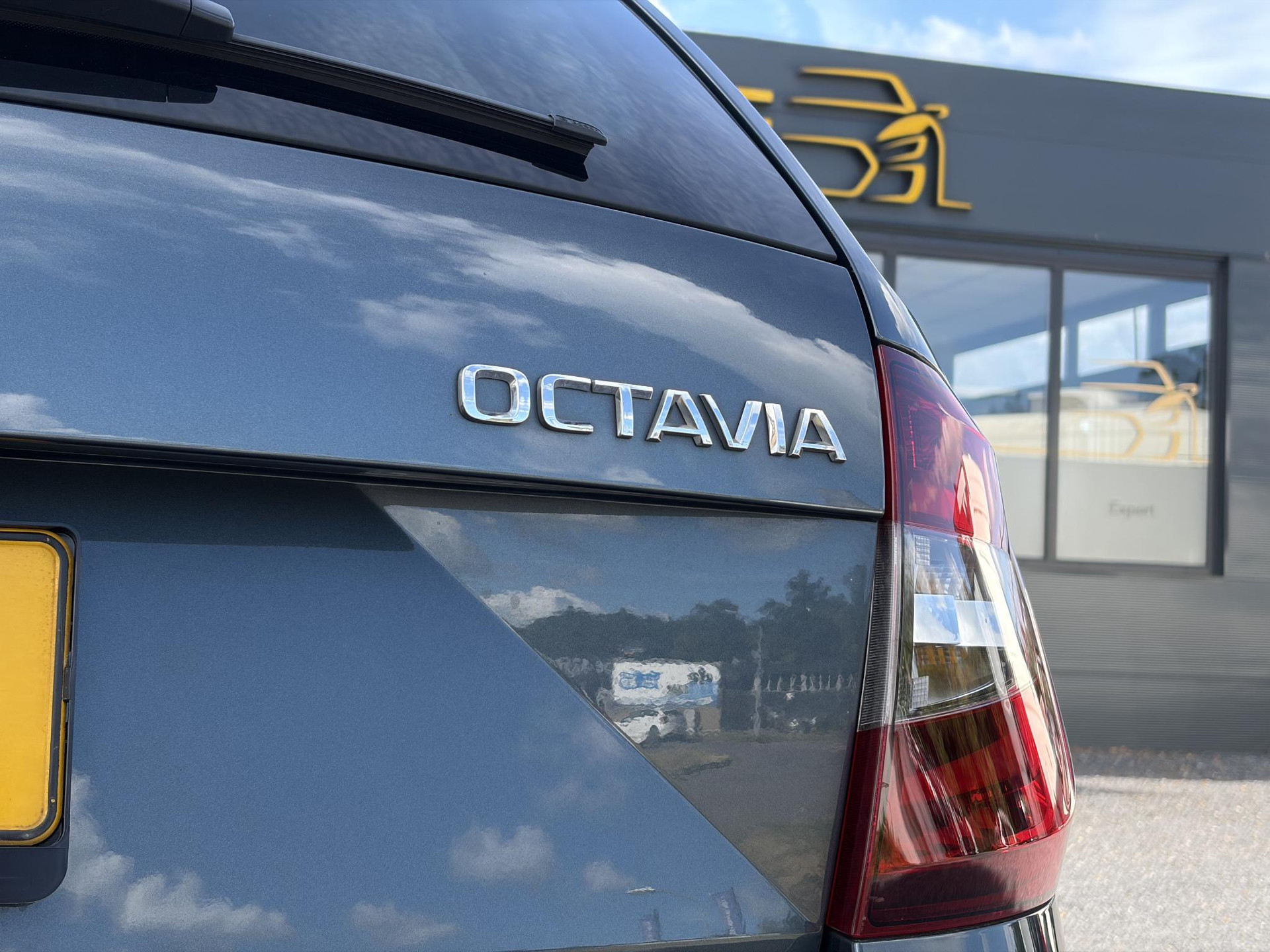 Skoda Octavia Combi 1.5 TSI Greentech Style Business 2e Eigenaar,Draadloze telefoonlader,Carplay,Camera,Navi,Trekhaak,150pk,Pdc V+A,Keyless,Clima,Cruise,Elekt.Stoel,Recent beurt gehad,N.A.P,Apk tot 07-2027