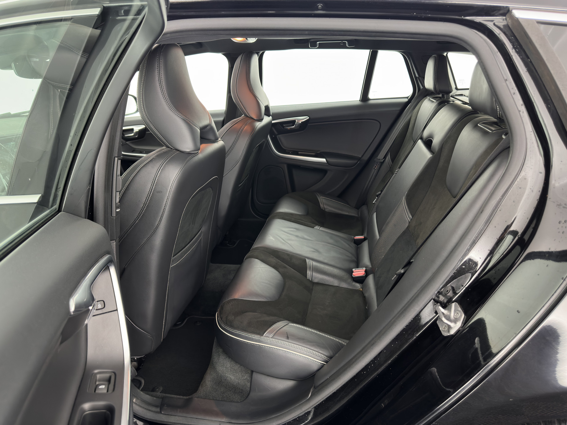 Volvo V60 2.4 D6 Twin Engine R-Design Aut. *PANO | LEATHER-ALCANTARA | BI-XENON | MEMORY-PACK | HEATED-COMFORTSEATS | NAVI-FULLMAP | CAMERA | PRIVACY-GLASS | ECC | PDC | CRUISE | 18''ALU*