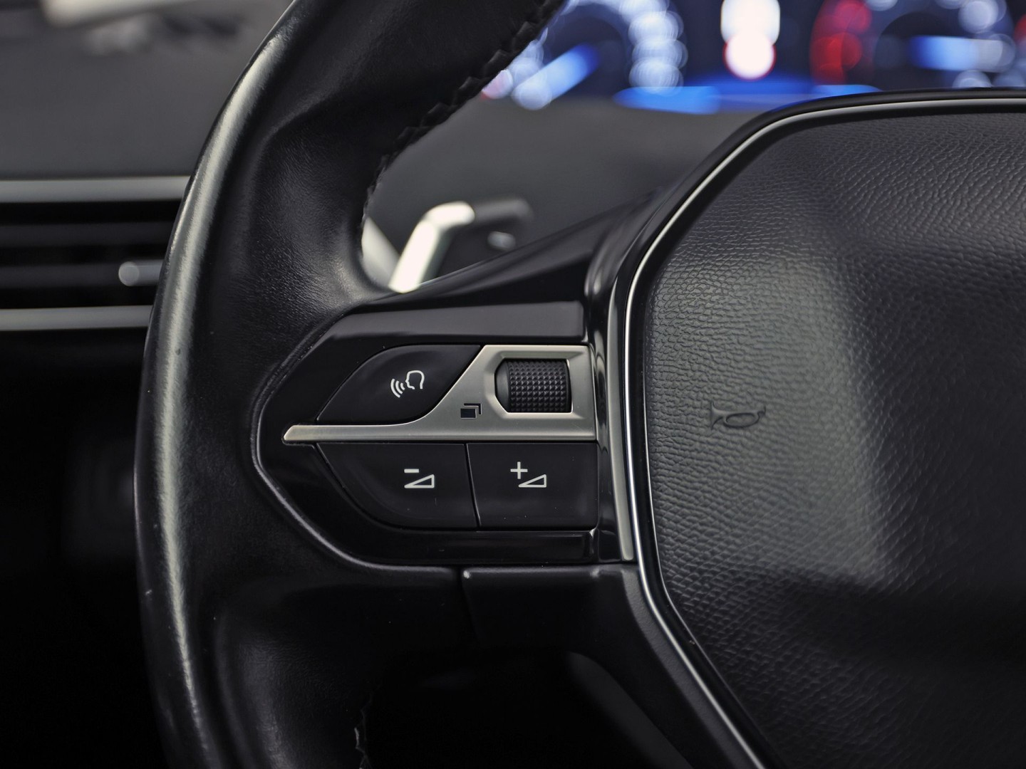 Peugeot 3008 1.2 PureTech Sport Automaat (PANORAMADAK, APPLE CARPLAY, GROOT NAVI, 360 CAMERA, LEDER, STOELVERWARMING, SPORTSTOELEN, GETINT GLAS, KEYLESS, DRIVE SELECT, NIEUWSTAAT)