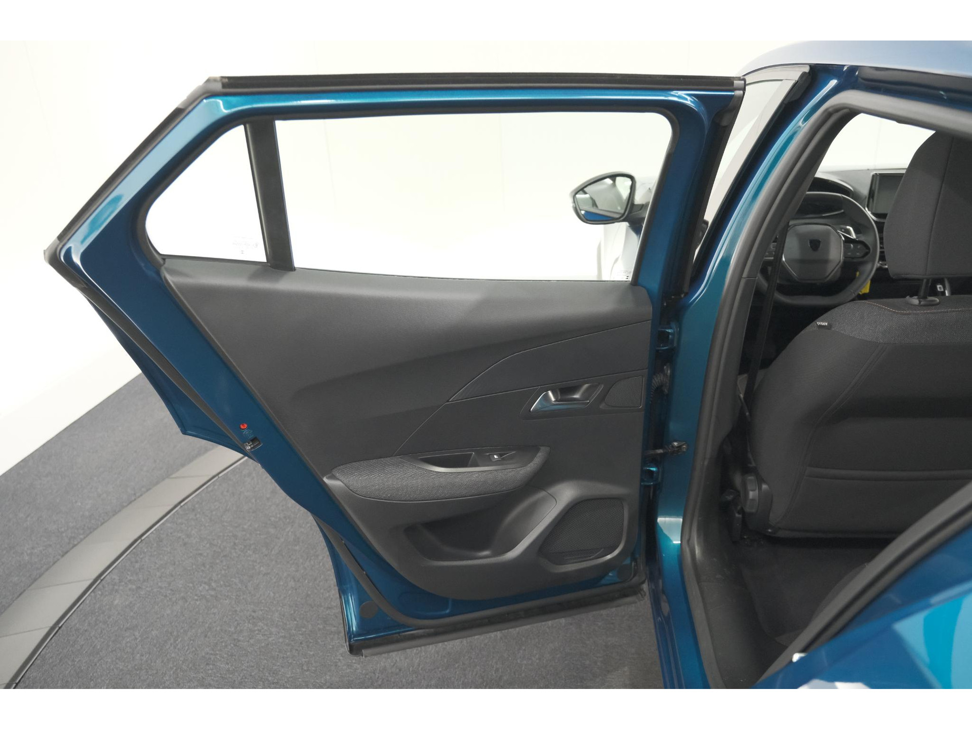 Peugeot 2008 Hybrid 136 e-DCS6 Style | Apple Carplay | Parkeersensoren | Climate control