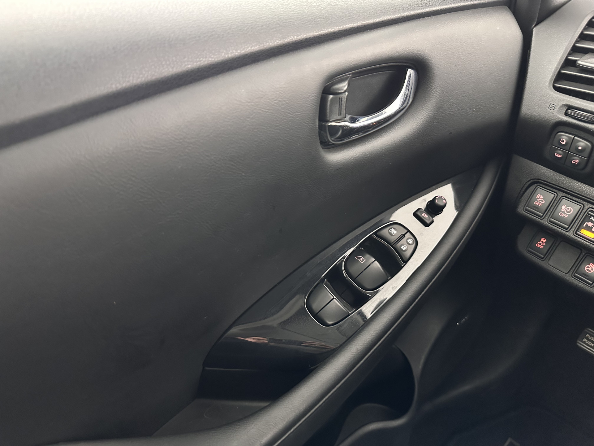 Nissan LEAF Business Edition 30 kWh Aut. *LEATHER | FULL-LED | BOSE-SURROUND | TOPVIEW | KEYLESS | NAVI-FULLMAP | ECC | HEATED-COMFORTSEATS | PRIVACYGLASS | DIGI-COCKPIT | DAB | 17"ALU*