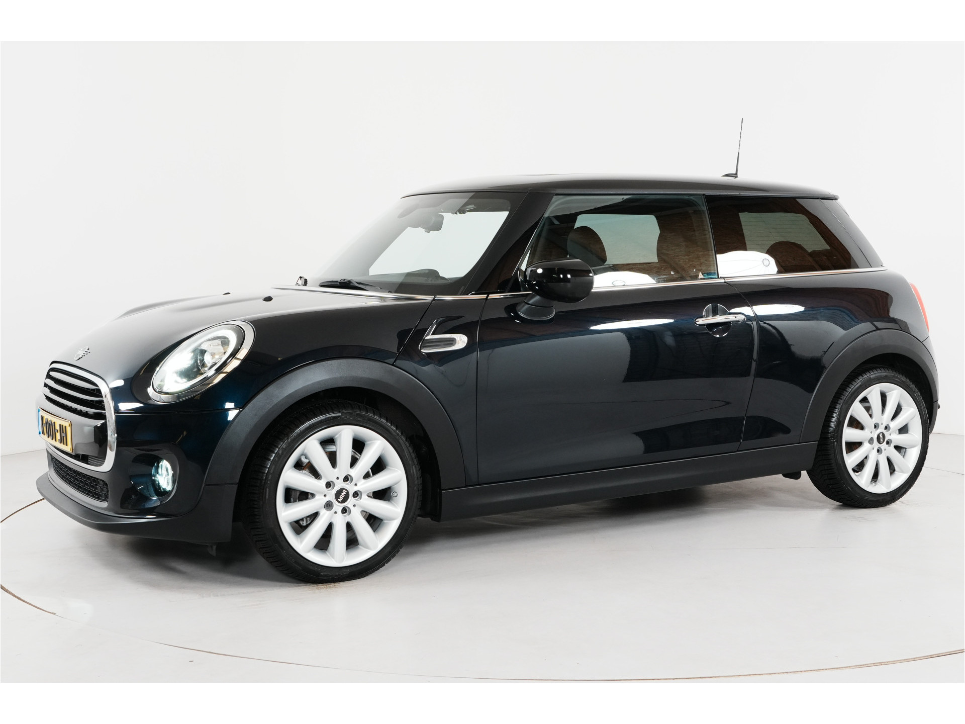 MINI 3-Deurs 1.5 Cooper Chili | Pano | Leder | Stl. verw. | PDC | Sportstoelen |
