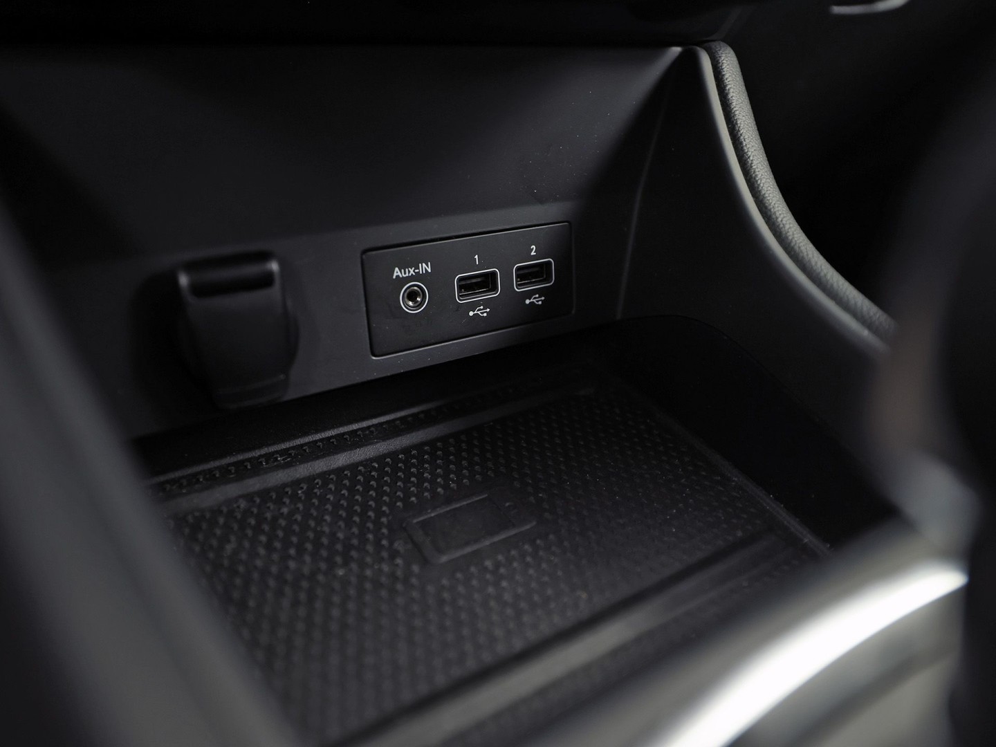 Renault Captur 1.3 TCe 140 Intens Sport 140Pk Automaat (VIRTUAL COCKPIT, APPLE CARPLAY, GROOT NAVI, CAMERA, CLIMATE, SPORTSTOELEN, LEDER, GETINT GLAS, CRUISE, NIEUWSTAAT)