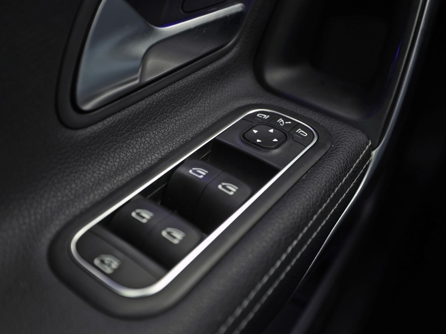 Mercedes-Benz A-Klasse 200 AMG Sport 163Pk Automaat (PANORAMADAK, APPLE CARPLAY, GROOT NAVI, SFEERVERLICHTING, CAMERA, SPORTSTOELEN, LEDER, GETINT GLAS, STOELVERWARMING, NIEUWSTAAT)
