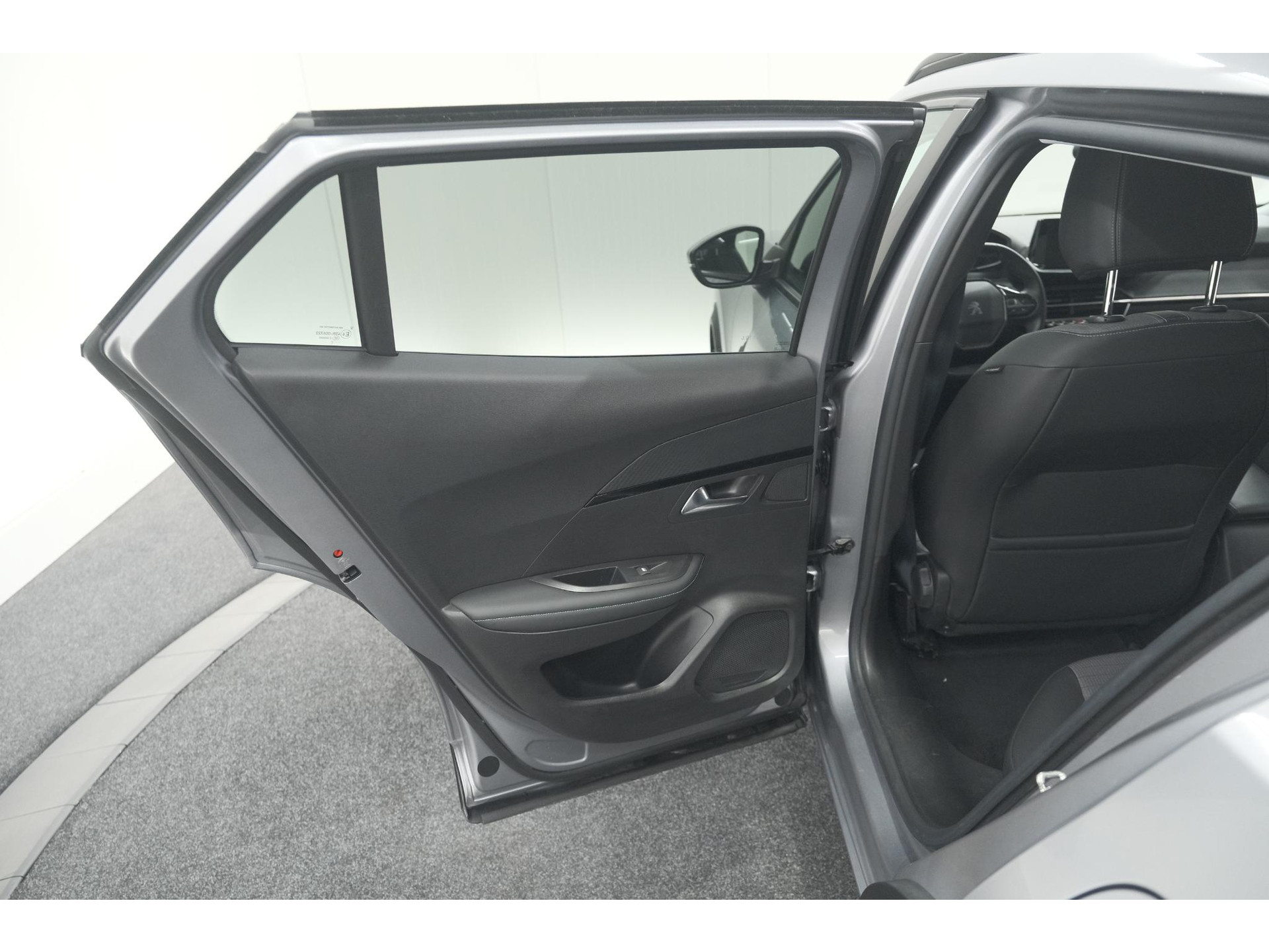 Peugeot e-2008 EV Allure 50 kWh | SOH=96.7 % | 3 Fase Laadfunctie | Camera | Navigatie | Parkeersensoren | Apple Carplay