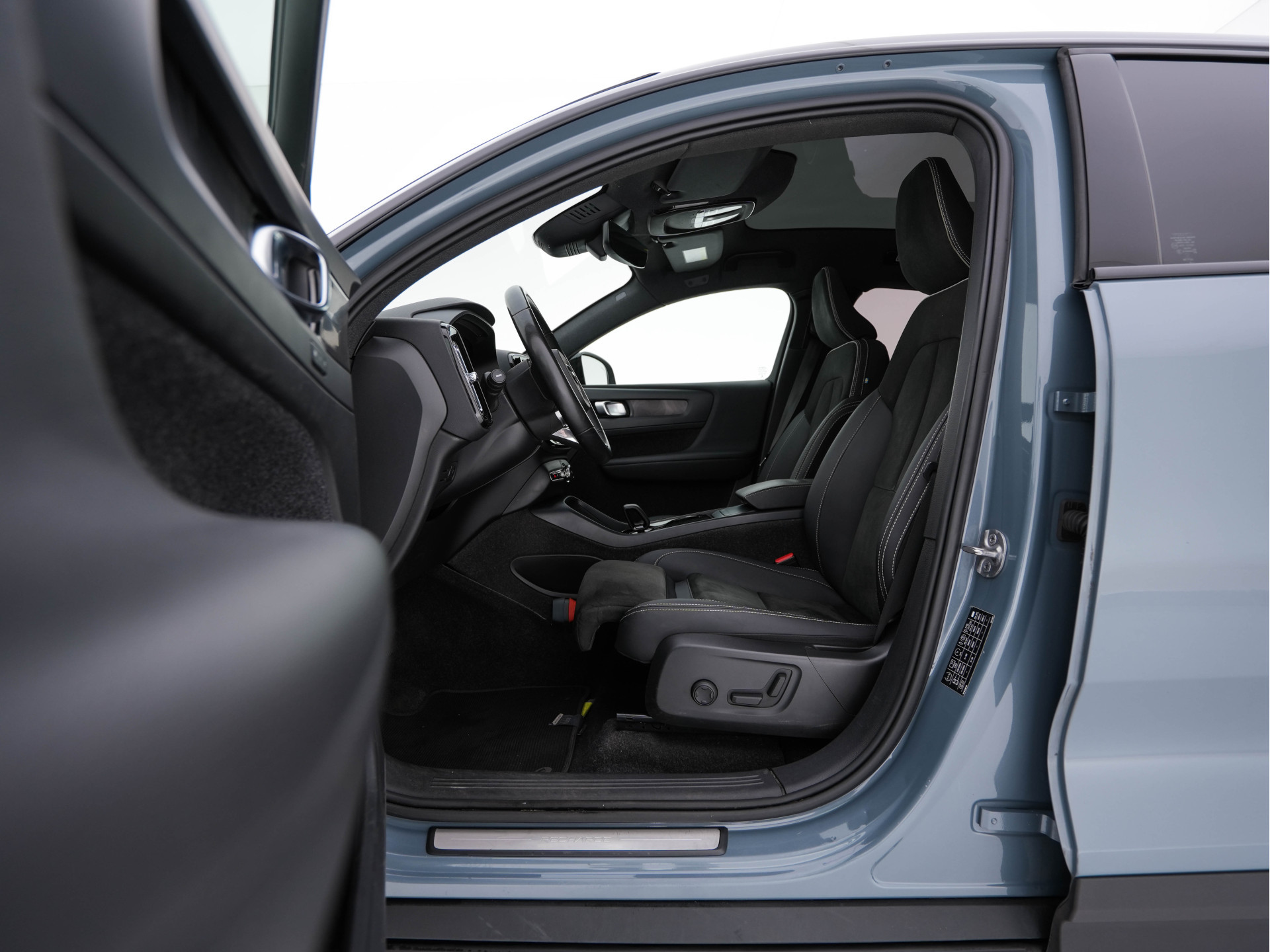 Volvo C40 Recharge Twin Intro Edition 78 kWh AWD [ 3-Fase ] {SOH-87%} (INCL-BTW) Aut. *HEATPUMP | PANO | LEATHER-ALCANTARA | DIGI-COCKPIT | FULL-LED | HARMAN/KARDON | TOPVIEW | NAVI-FULLMAP | ECC | PDC | KEYLESS | HEATED-SPORTSEATS | TOWBAR | PRIVACY-GLAS