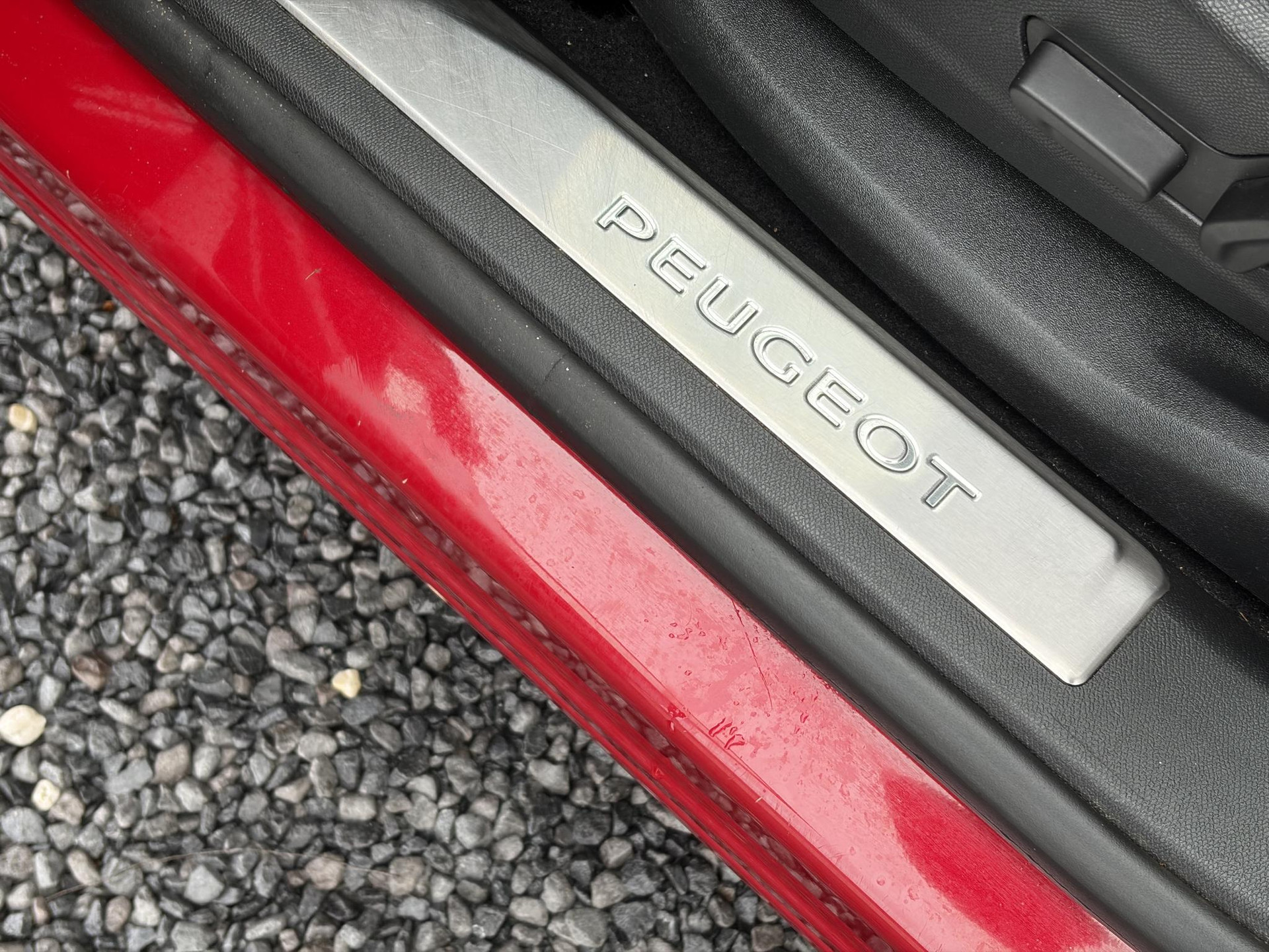 Peugeot 3008 1.2 PureTech GT Line ✓D-riem vv in 2026✓1e Eigenaar✓360 ° Camera✓Pano✓Massage stoel✓Draadloze telefoonlader✓Carplay✓Stoelvw✓Keyless✓Leder✓Navi✓Pdc V+A✓6 Bak✓Dealer Onderhouden✓Rijstrooksensor✓Dodehoeksensor✓19'' Lmv✓N.A.P✓Apk tot 09-2027