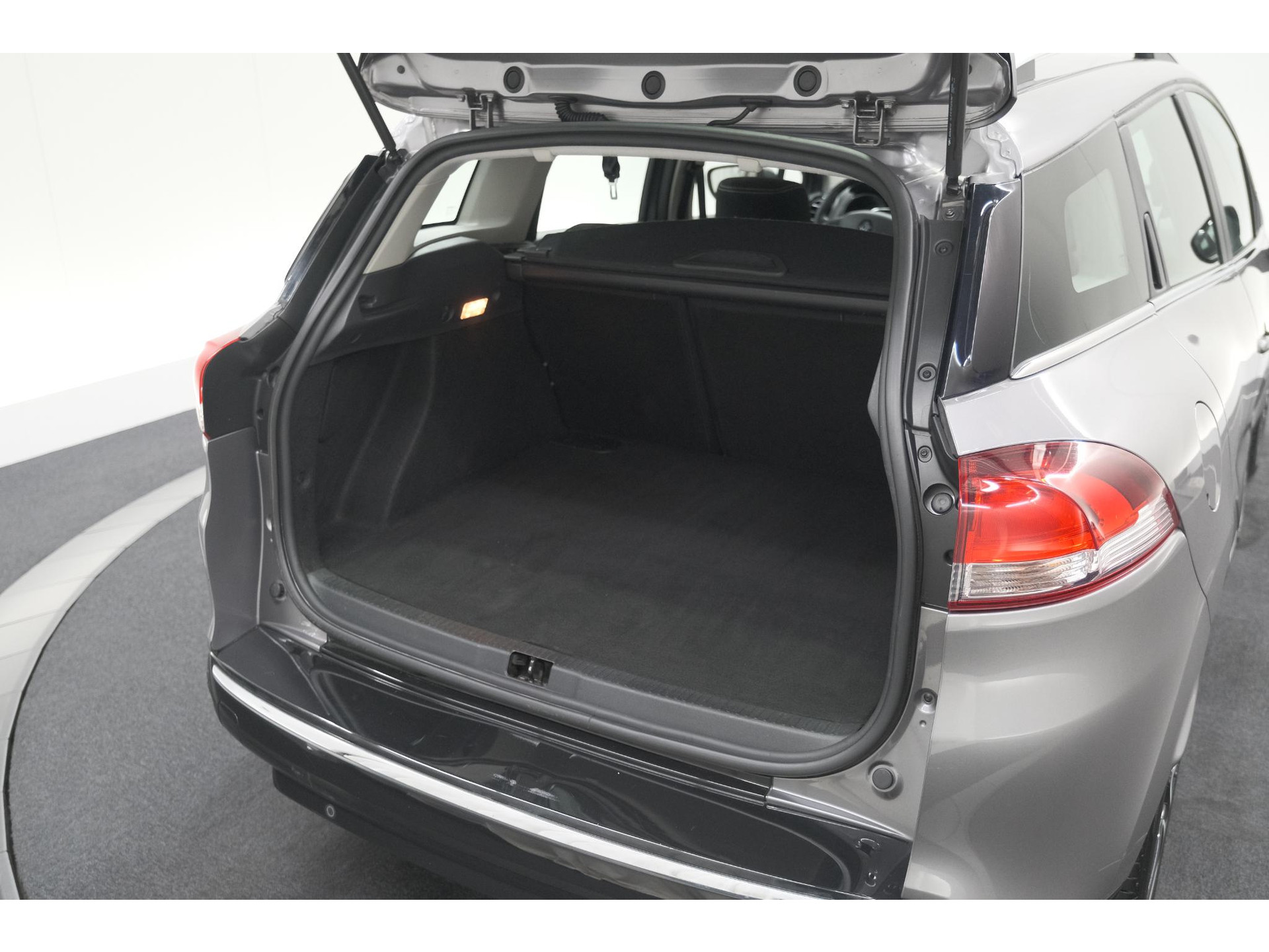 Renault Clio Estate 1.5 dCi ECO Dynamique | Parkeersensoren voor + achter | Armsteun | Navigatie
