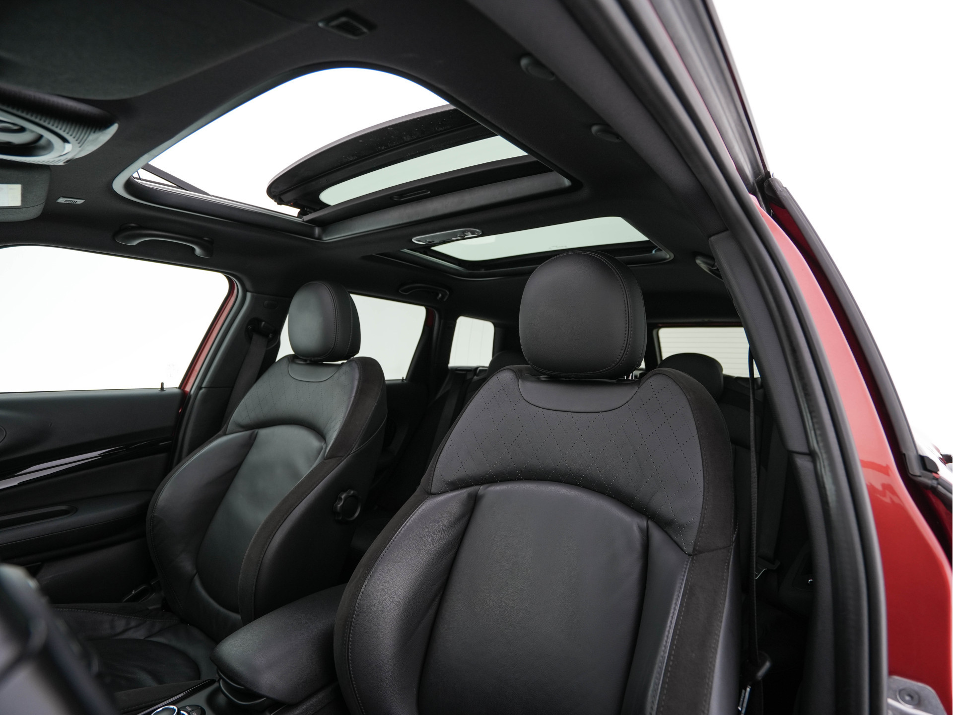 MINI Mini Clubman 2.0 Cooper S ALL4  Premier Plus JCW (INCL-BTW) Aut * PANO | LEATHER | FULL-LED | HEATED-SPORTSEATS | DIGI-COCKPIT | AMBIENT-LIGHT | PRIVACY-GLASS | HEAD-UP | PDC | CAMERA | DAB  | KEYLESS | TOWBAR | 18"ALU*