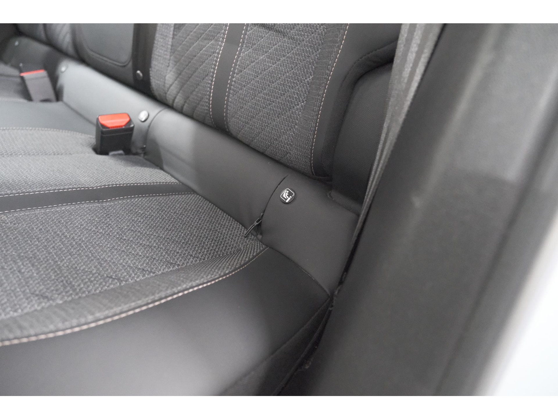 Peugeot e-2008 EV Allure 54 kWh | 97,9% SOH | 11 KW Lader | Apple Carplay | Parkeersensoren