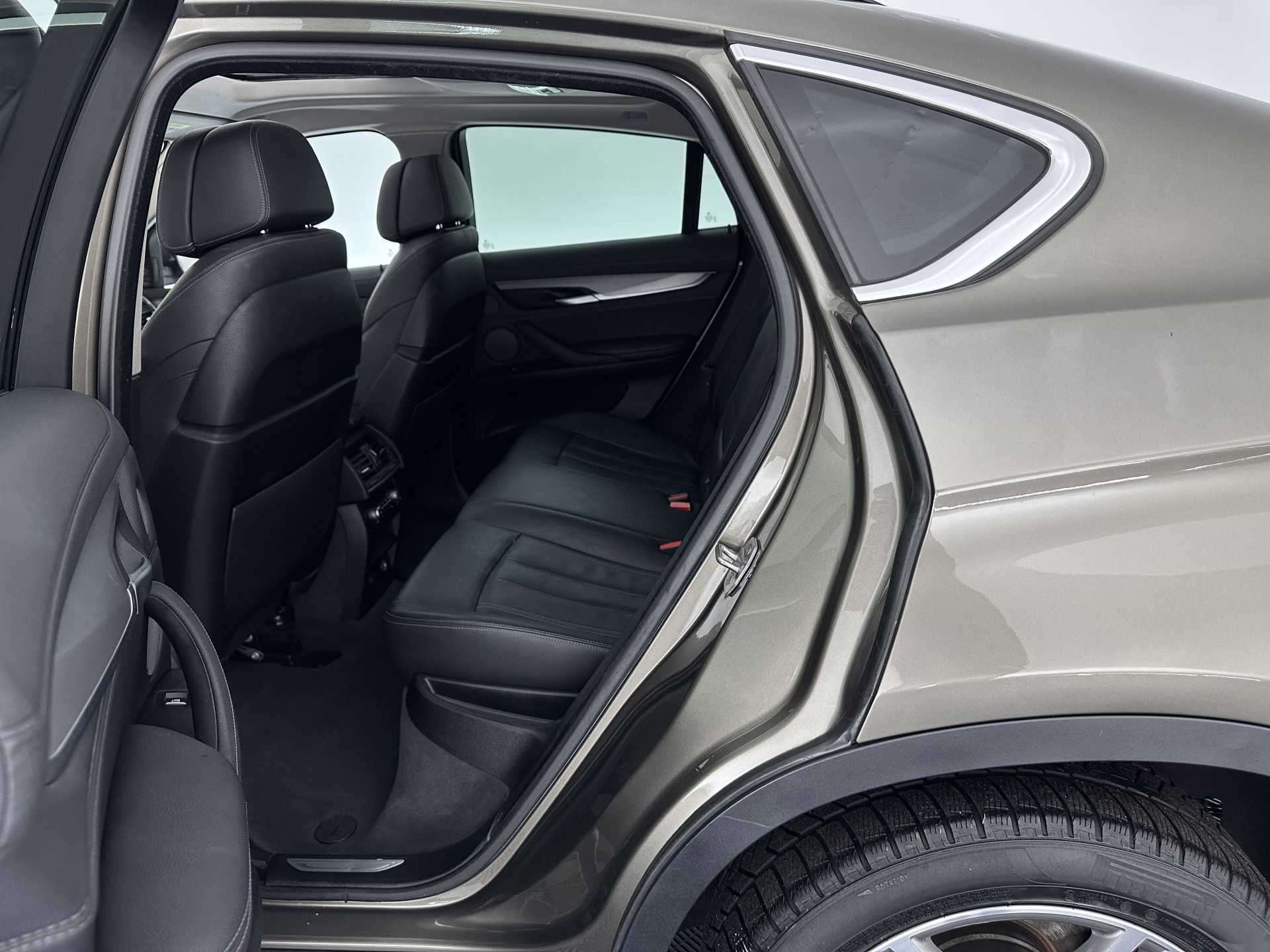 BMW X6 xDrive30d High Executive (INCL-BTW) Aut. *PANO | LEATHER | FULL-LED | HARMAN/KARDON | BLINDSPOT | MEMORY-PACK | DIGI-COCKPIT | HEATED-COMFORTSEATS | NAVI-FULLMAP | PRIVACYGLASS | HEAD-UP | ADAPTIVE-CRUISE | 19"ALU*