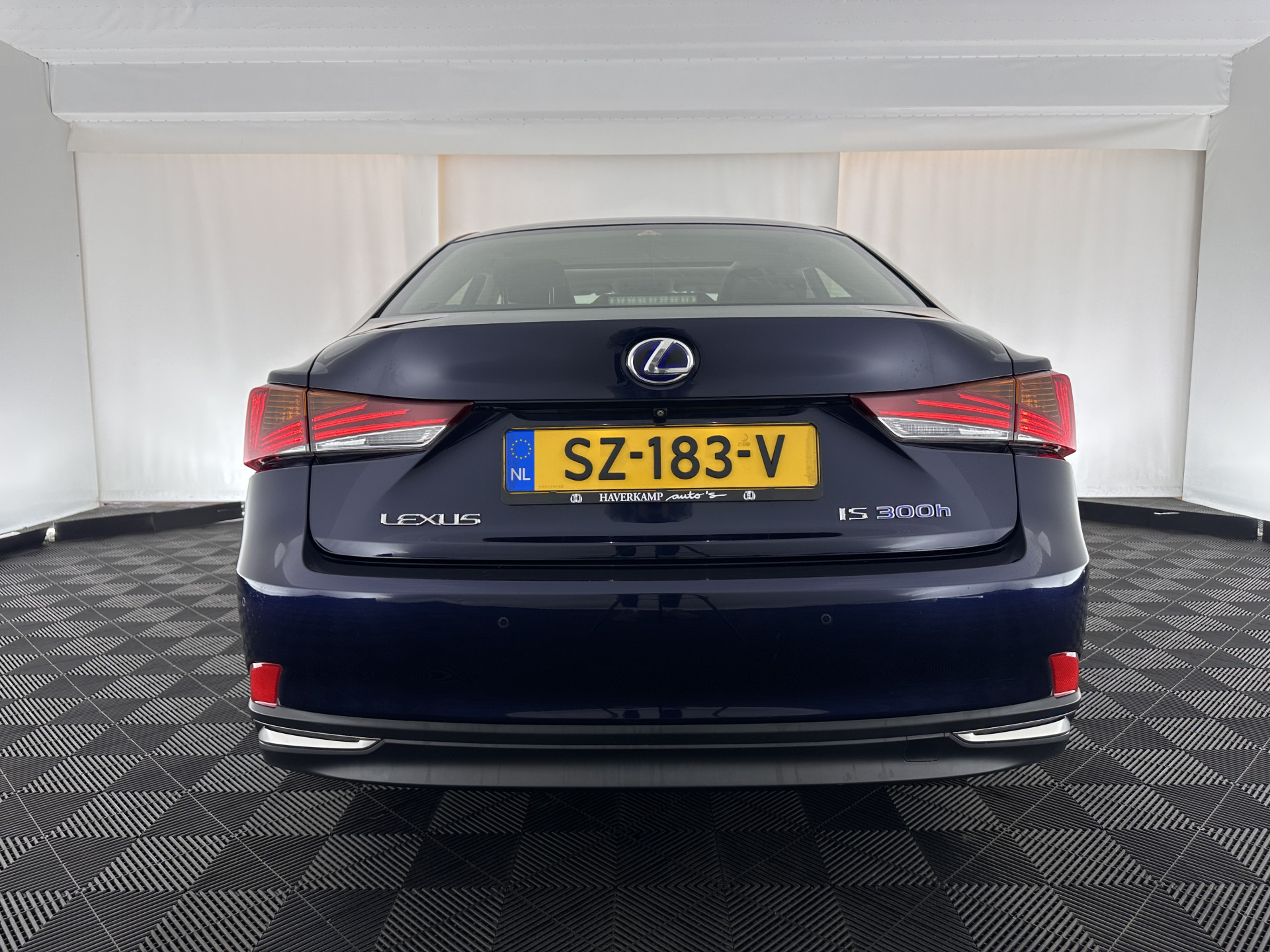 Lexus IS 300h Hybrid Business Line Aut. *PANO | LEATHER-MICROFIBRE | FULL-LED | NAVI-FULLMAP | HEATED-COMFORTSEATS | CAMERA | ECC | SHIFT-PADDLES | PDC | CRUISE | 17''ALU*
