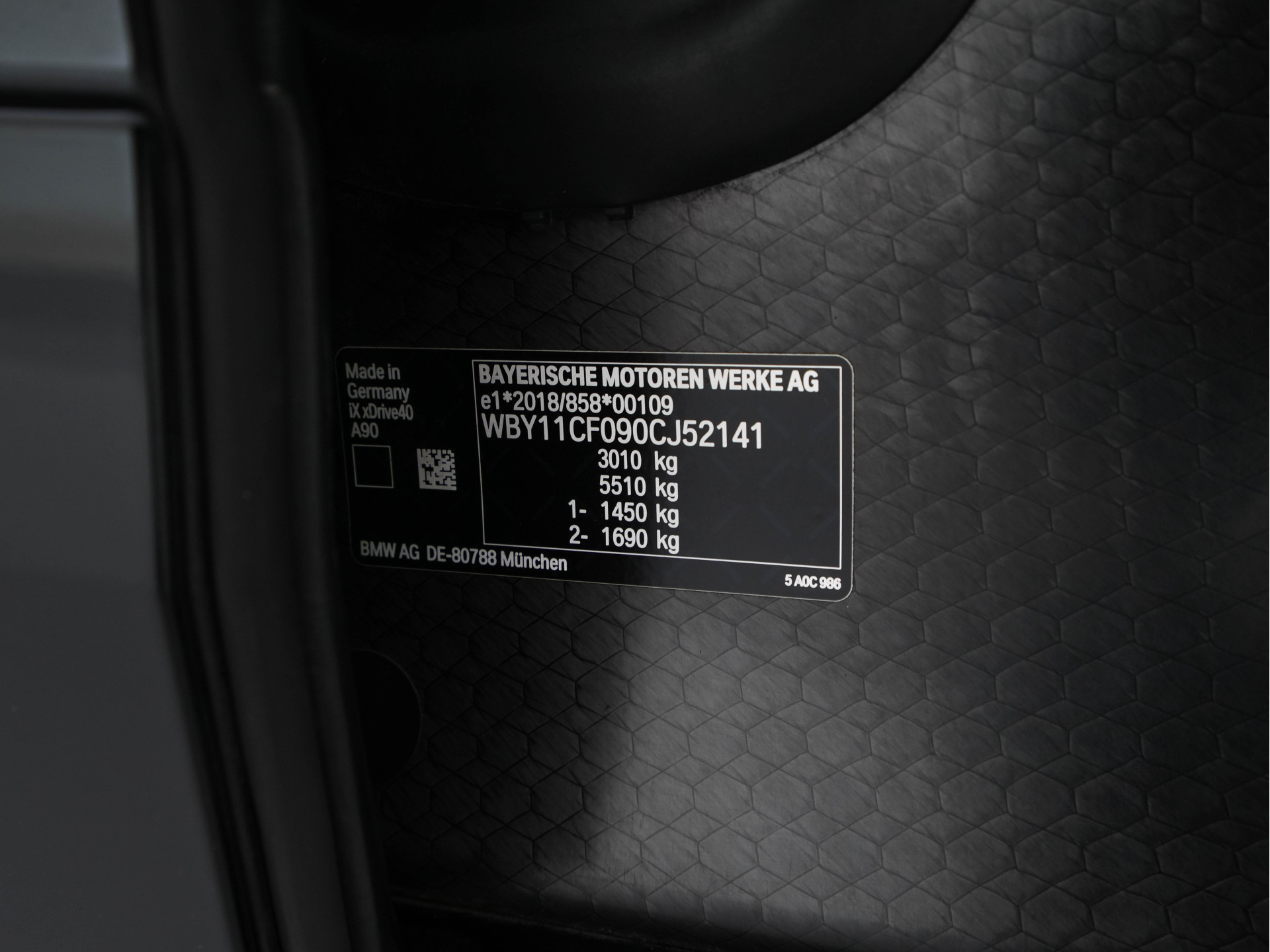 BMW iX xDrive40 High Executive 77 kWh ( 3-Fase ) {SOH-100%} (INCL-BTW) Aut. *PANO | HEAD-UP | HARMAN/KARDON-SURROUND | SOFT-CLOSE | DAB+ | DIGI-COCKPIT | HEATED-COMFORTSEATS | FULL-LED | CARPLAY | TOWBAR | AMBIENT-LIGHT | TOPVIEW | MEMORY-PACK |