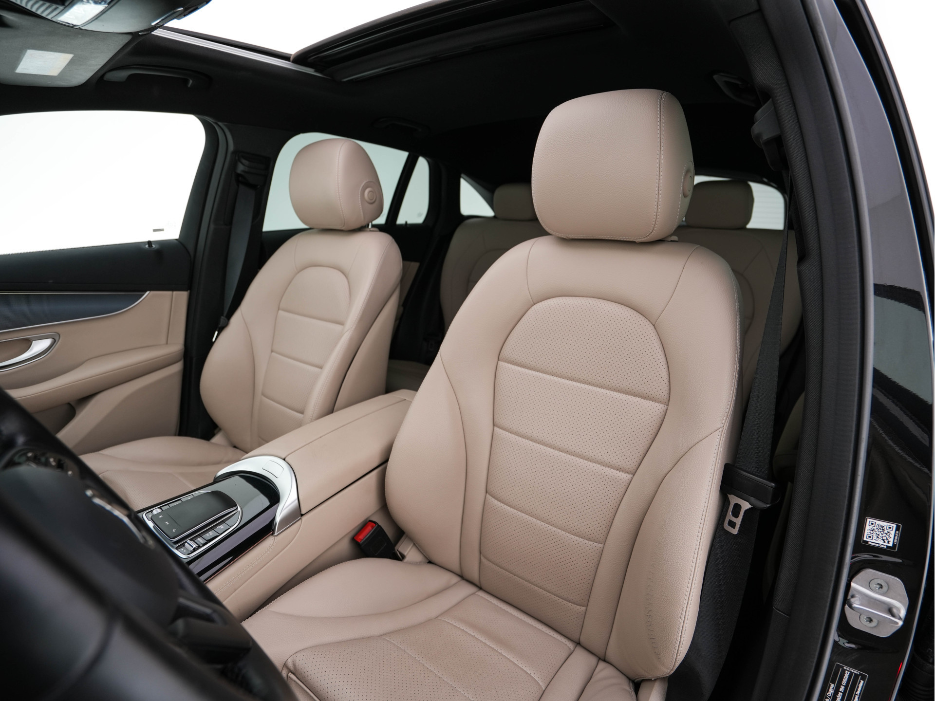 Mercedes-Benz EQC 400 4MATIC Business Solution 80 kWh {SOH-93%} (INCL-BTW) Aut *PANO | LEATHER | DIGI-WIDESCREEN | MEMORY-PACK | TOPVIEW | KEYLESS | HEATED-SPORTSEATS | DAB+ | PRIVACY-GLASS | TOWBAR | AMBIENTLIGHT | SHIFTPADDLES | 19' ALU*