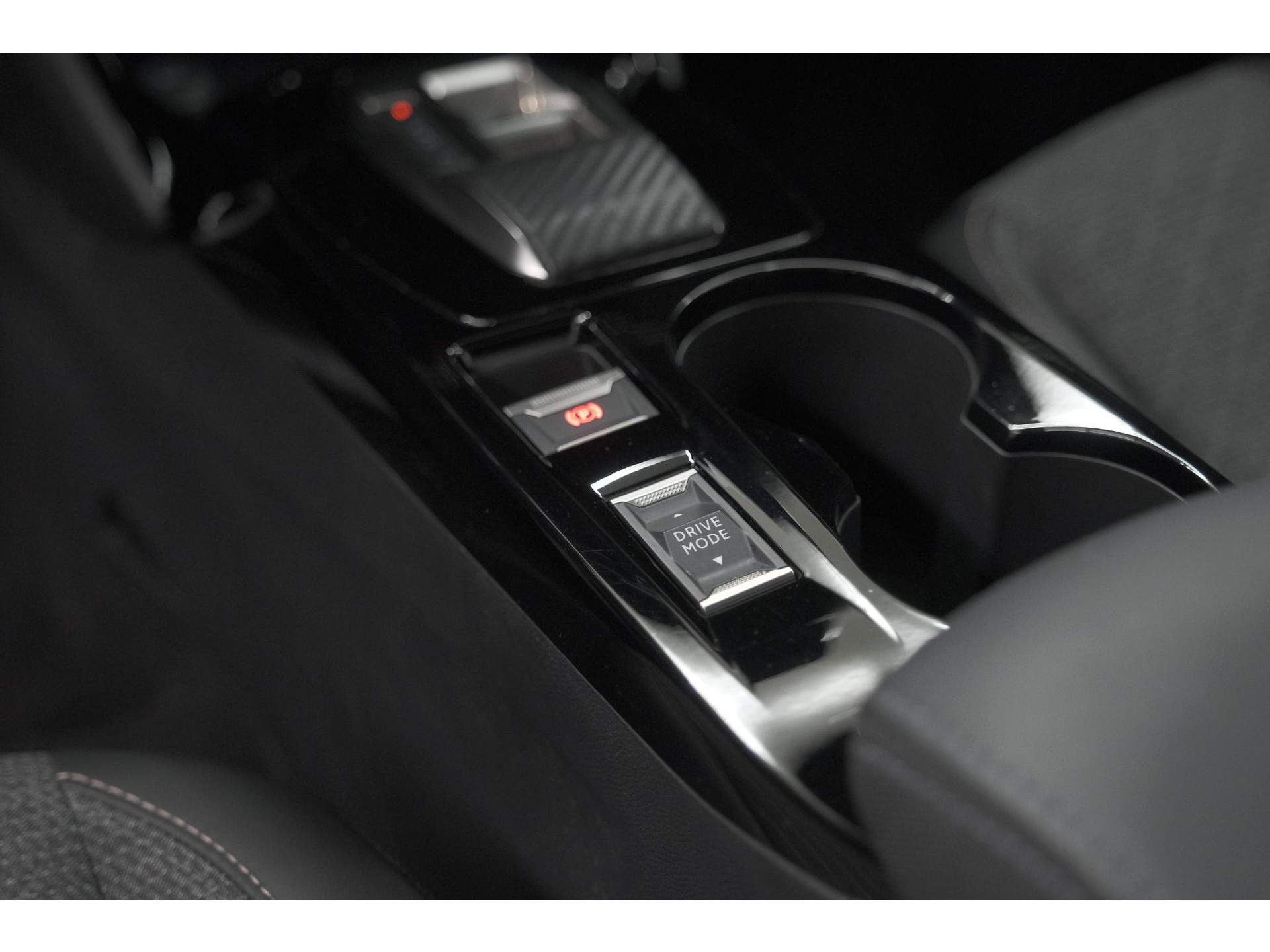 Peugeot 2008 1.2 Hybrid 145 Allure | Apple Carplay | Climate Control | Parkeersensoren Voor + Achter