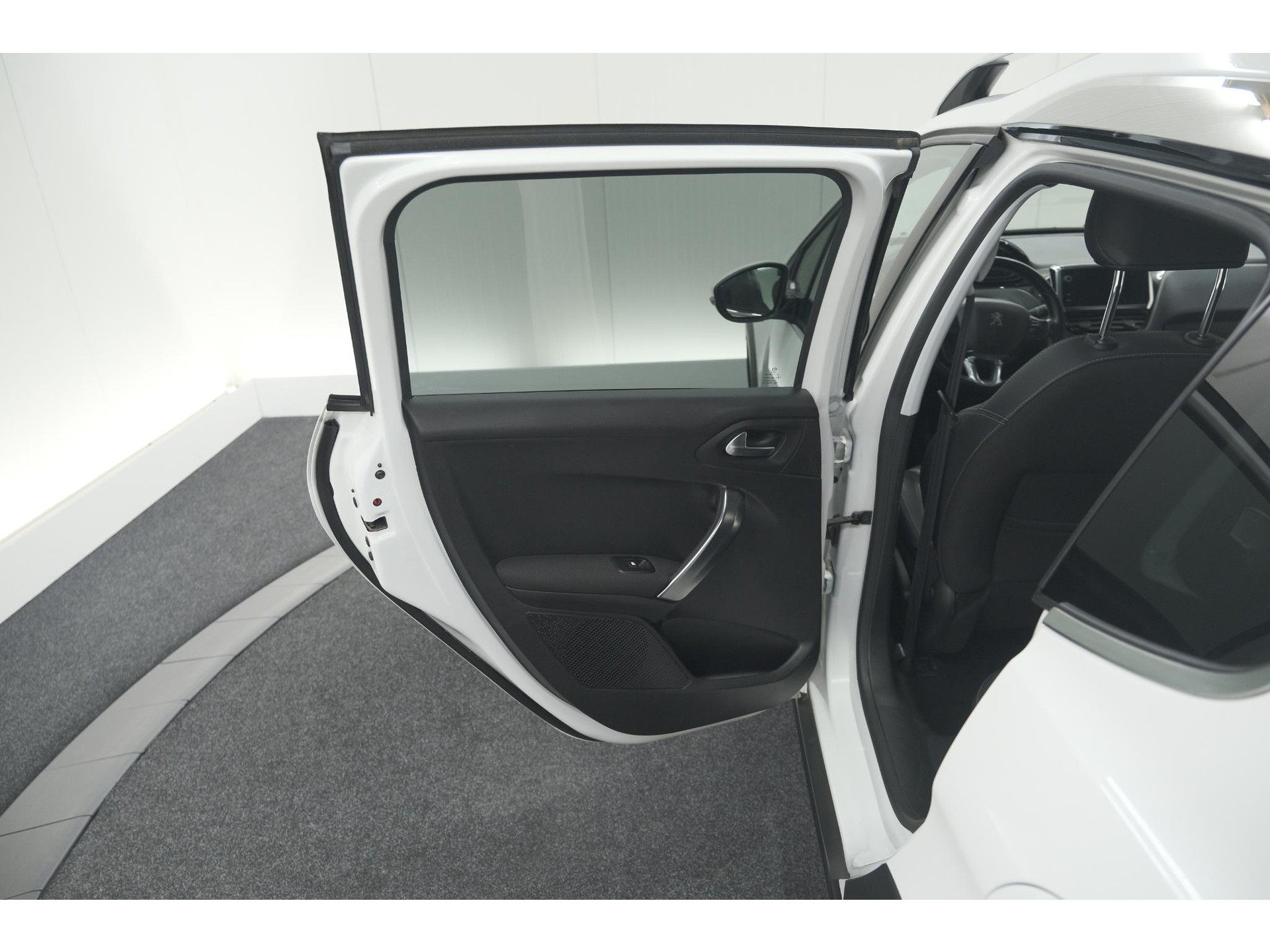 Peugeot 2008 PureTech 130 Allure | Camera | Apple Carplay | Parkeersensoren | Navigatie