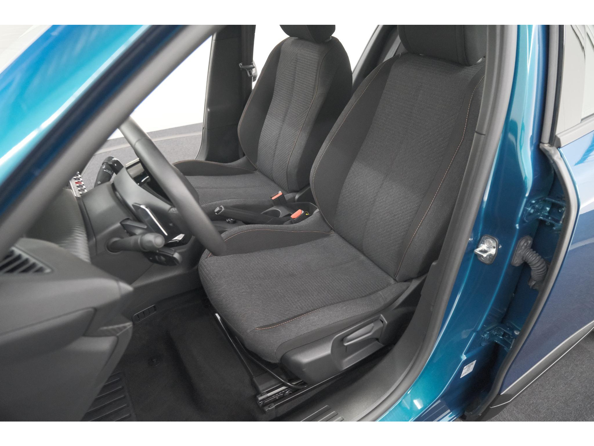 Peugeot 2008 Hybrid 136 e-DCS6 Style | Apple Carplay | Parkeersensoren | Climate control