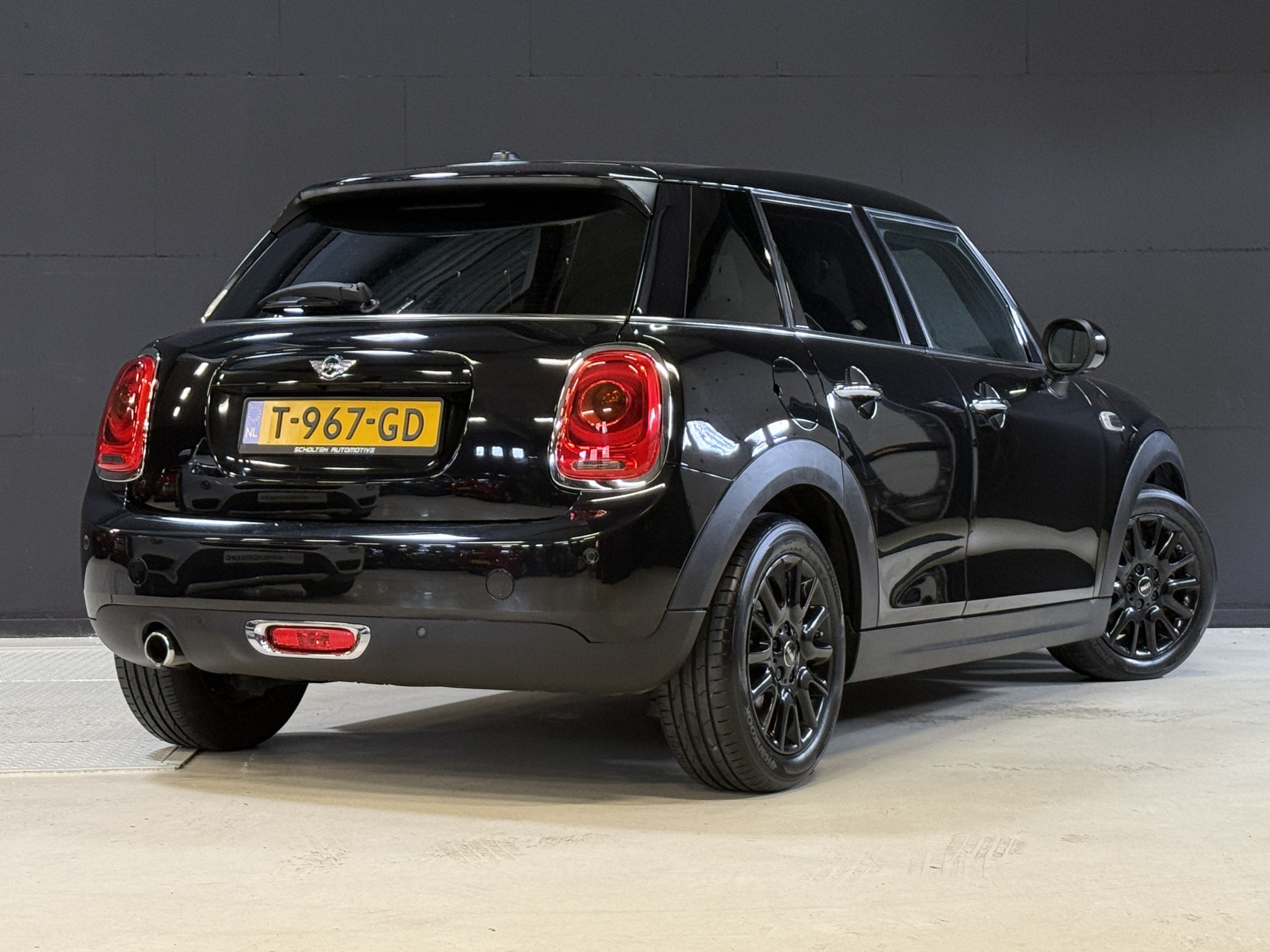 MINI 5-Deurs 1.5 Cooper Chili Serious Business | Stoelverwarming | Sportstoelen | Clima | Cruise